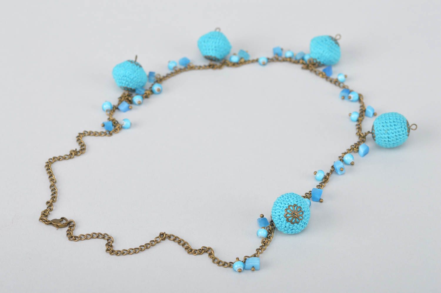 Колье ручной работы ожерелье из ниток вязаное колье для девушки голубое фото 5