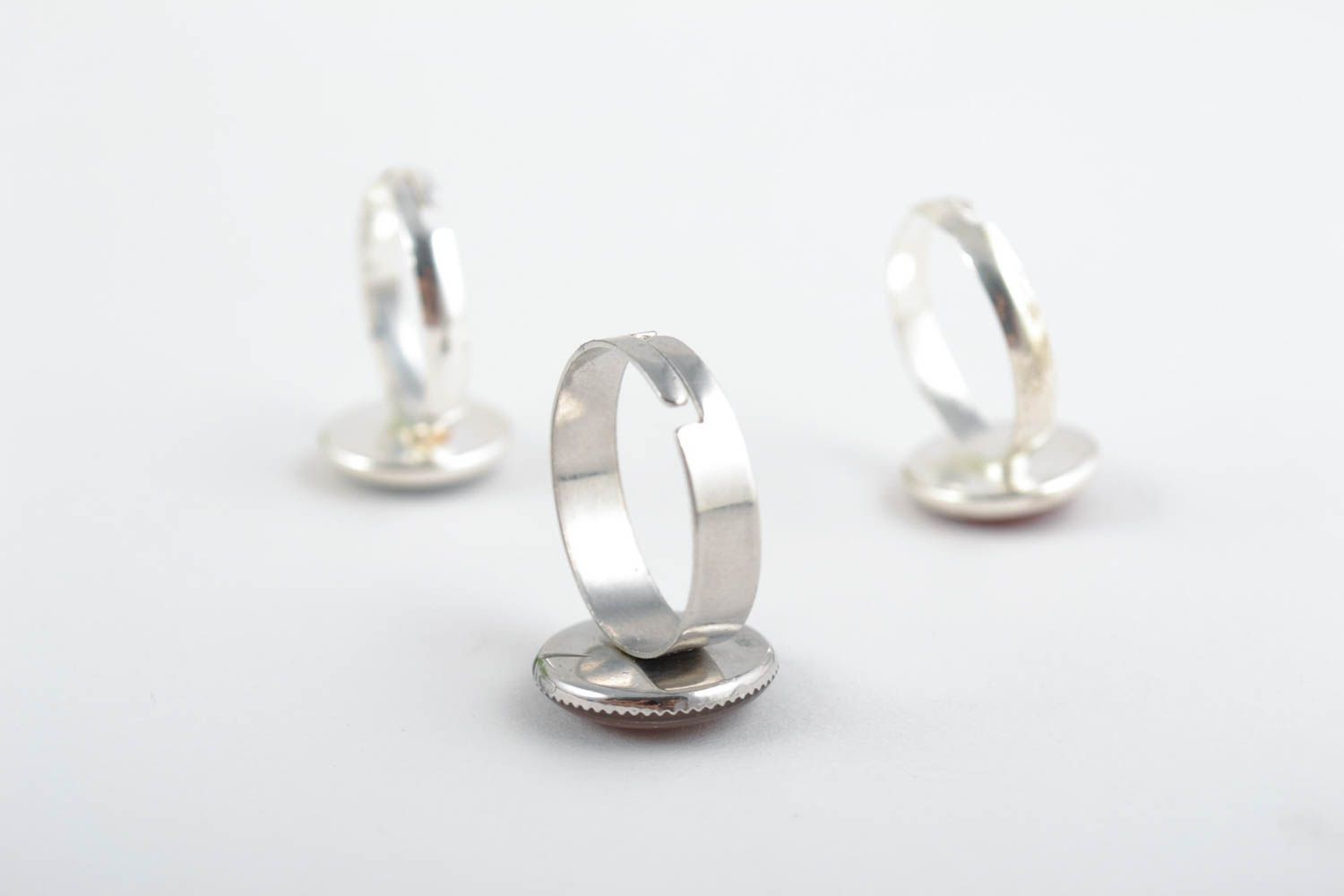 Juego de tres anillos originales artesanales de resina epoxi de talla ajustable foto 4