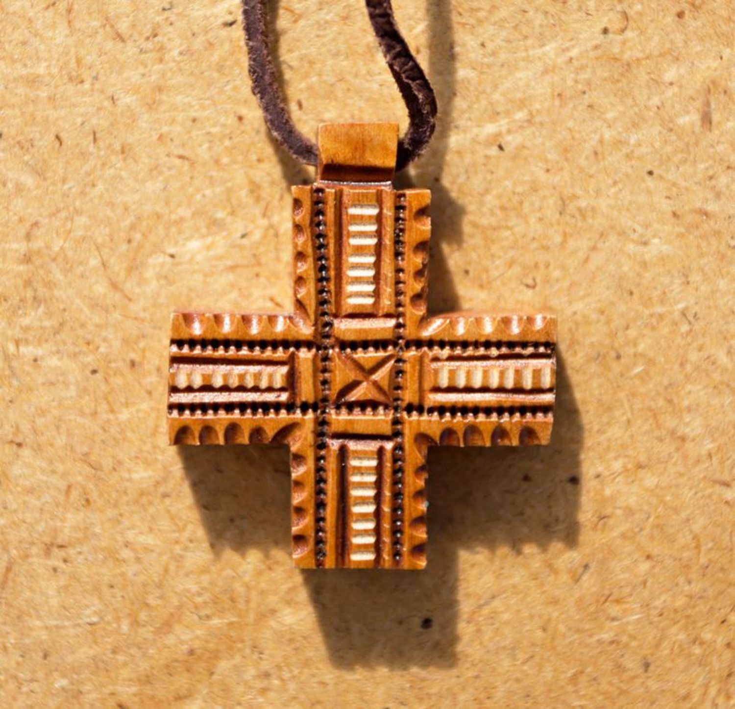 Croix pectorale en bois sculptée photo 1