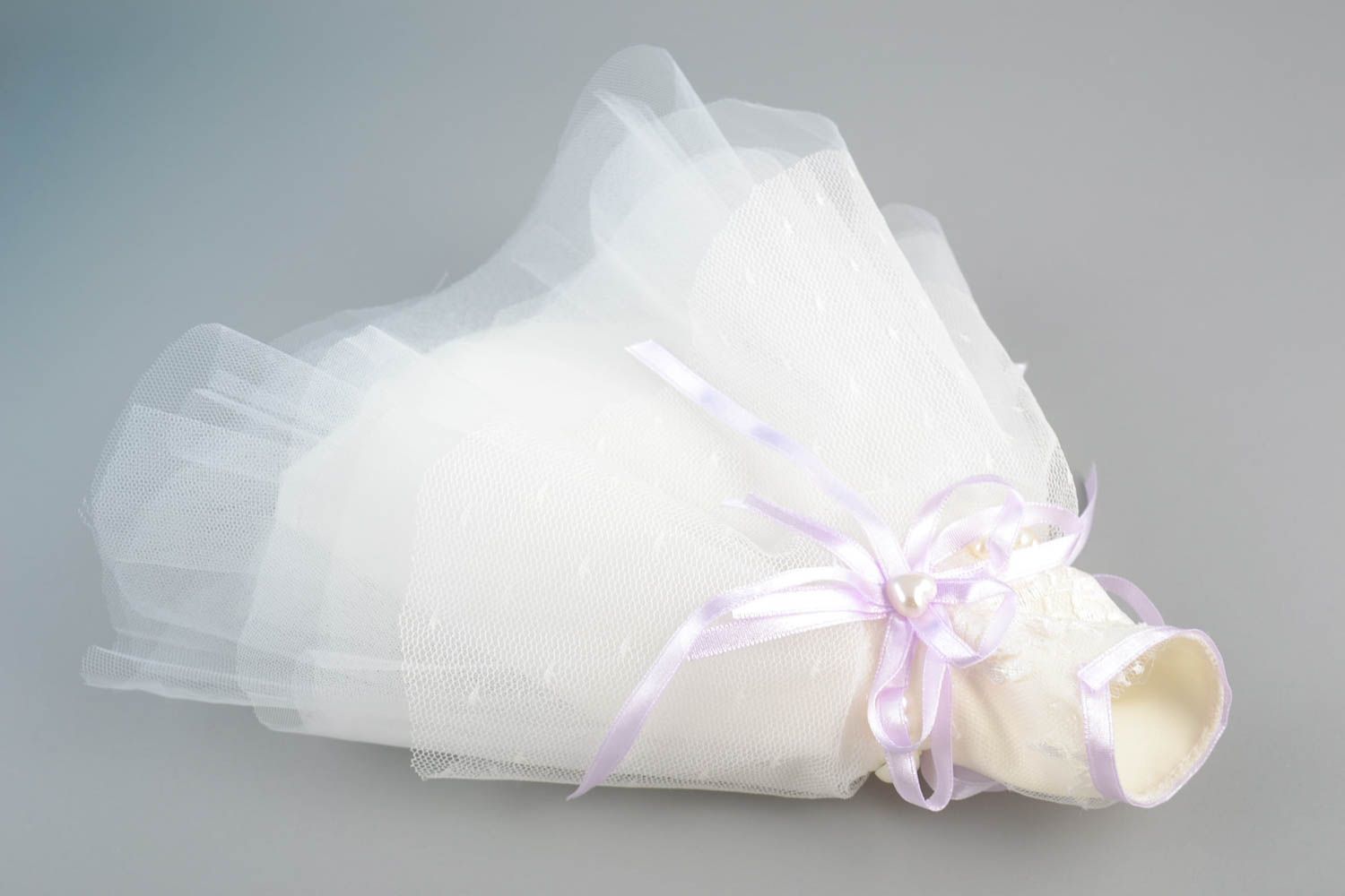 Одежда невесты на бутылку шампанского белая с сиреневым красивая ручной работы фото 3