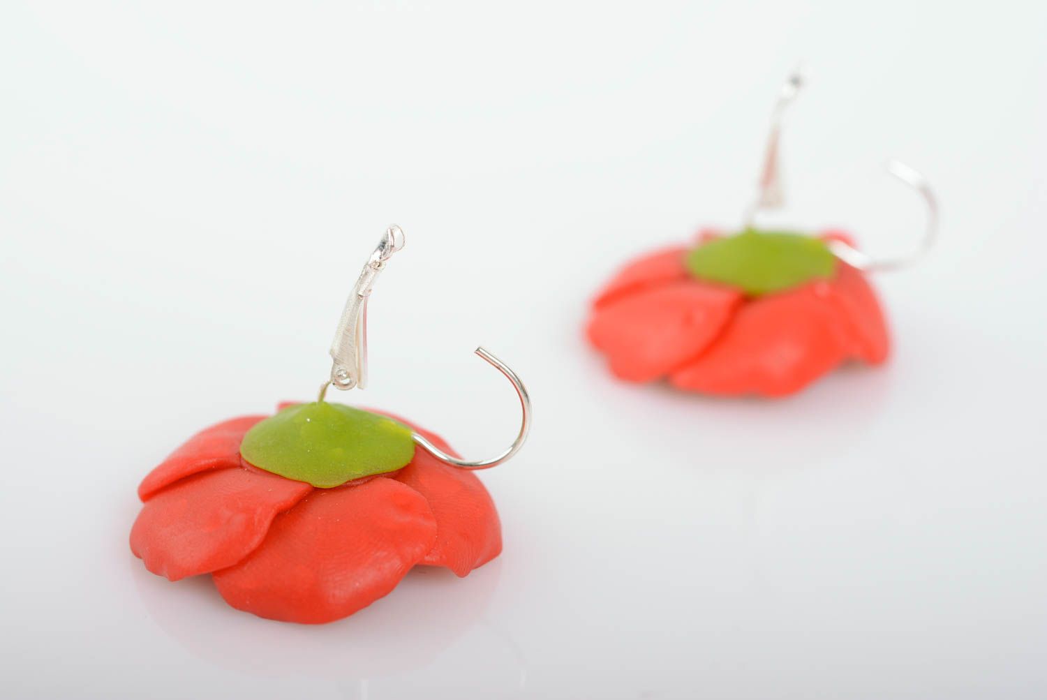 Rote Ohrringe mit Anhängern aus Polymerton Mohnblumen Künstler Handarbeit foto 4