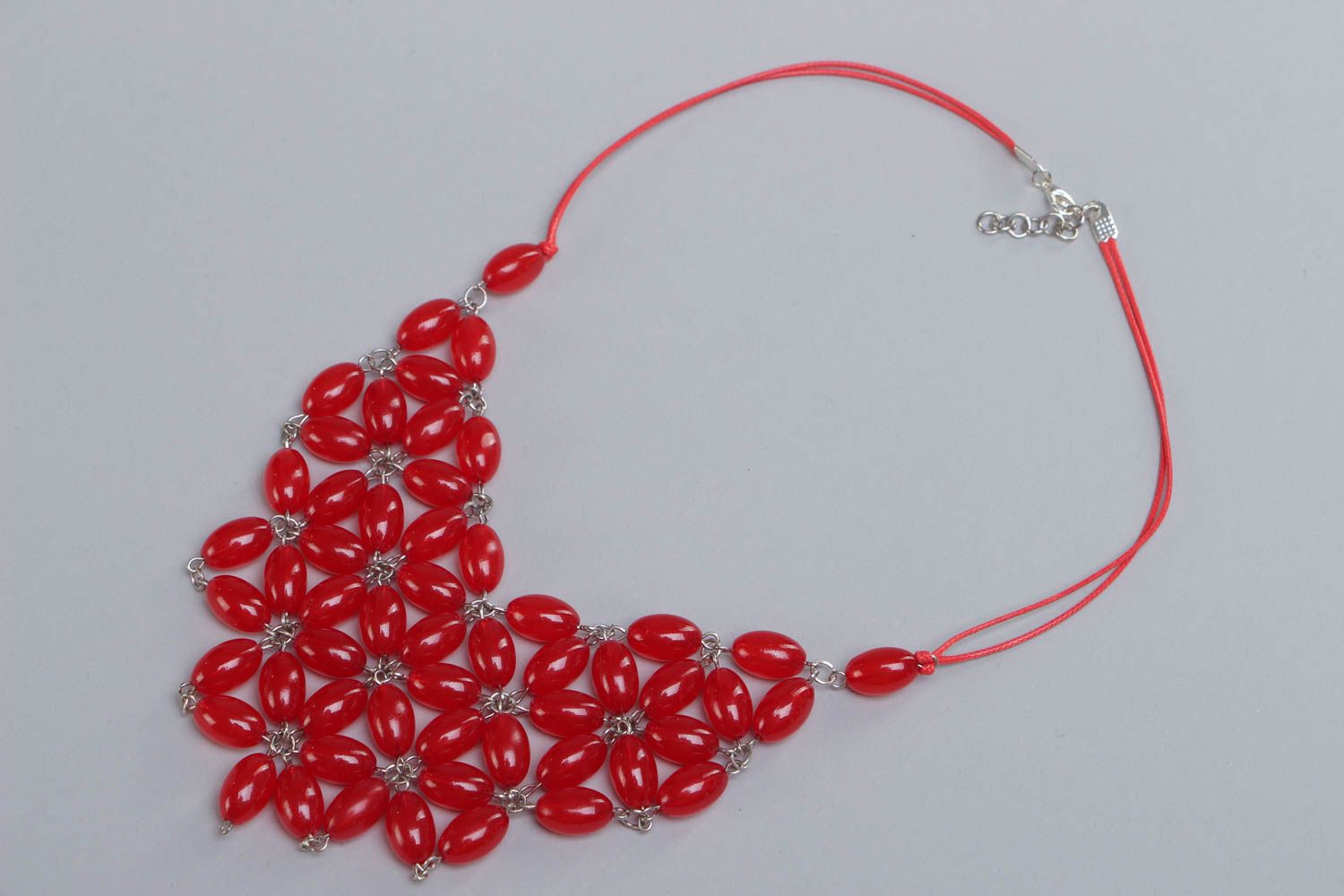 Collier de perles en plastique rouge sur cordelette faite main pour femme photo 2