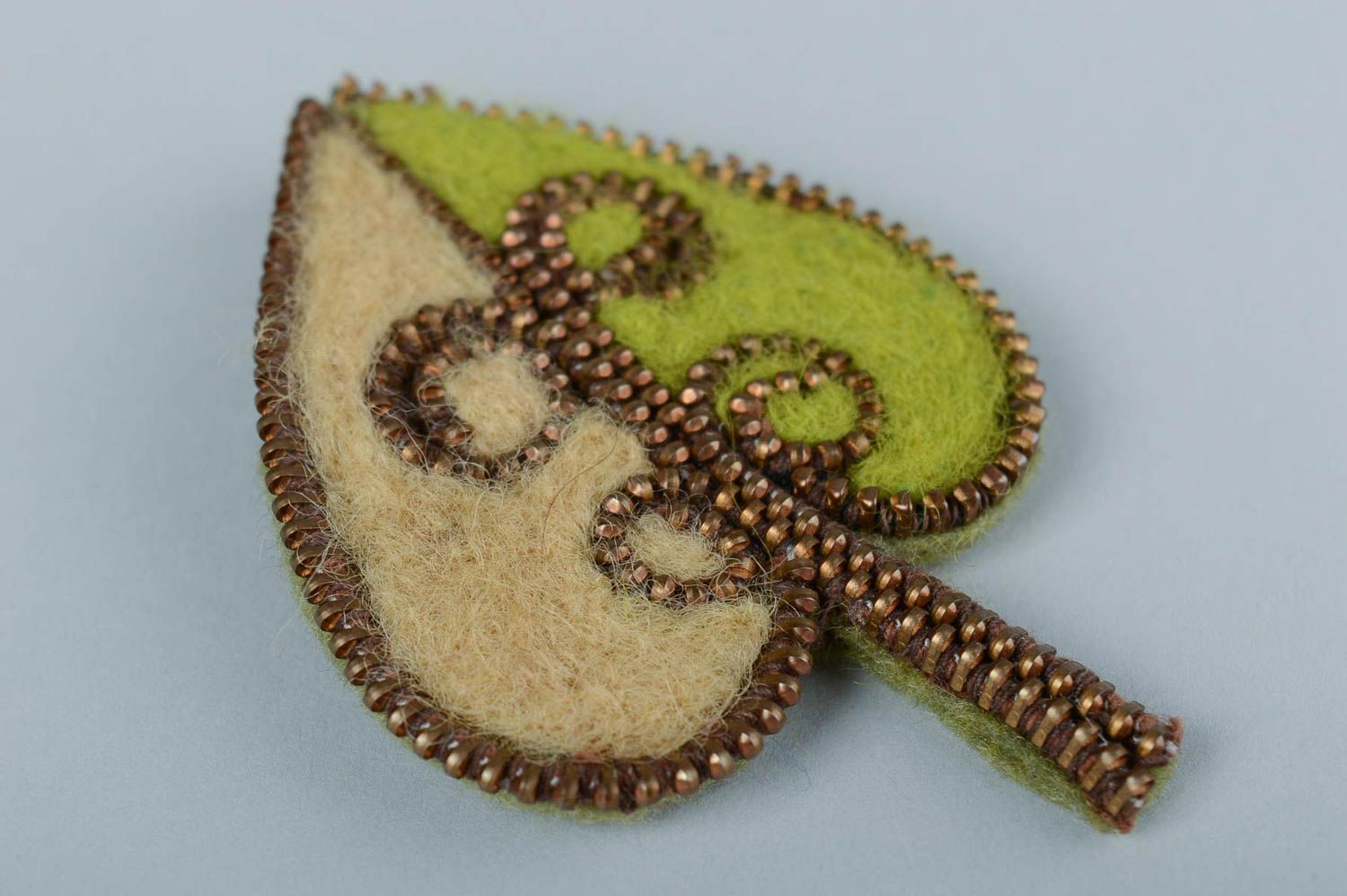 Handmade Brosche Blatt gefilzter Schmuck Accessoire für Frauen aus Wolle foto 2