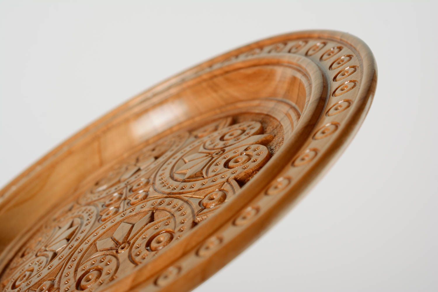 Тарелка из дерева с художественной резьбой лакированная ручной работы настенная фото 4
