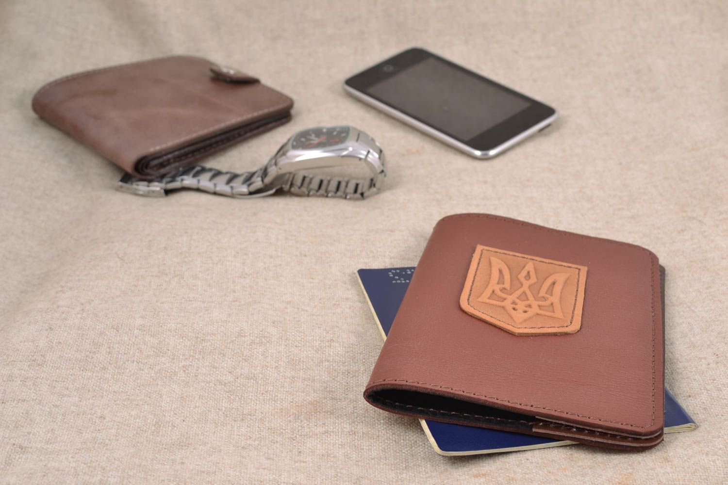 Étui pour passeport en cuir naturel avec trident fait main marron photo 1