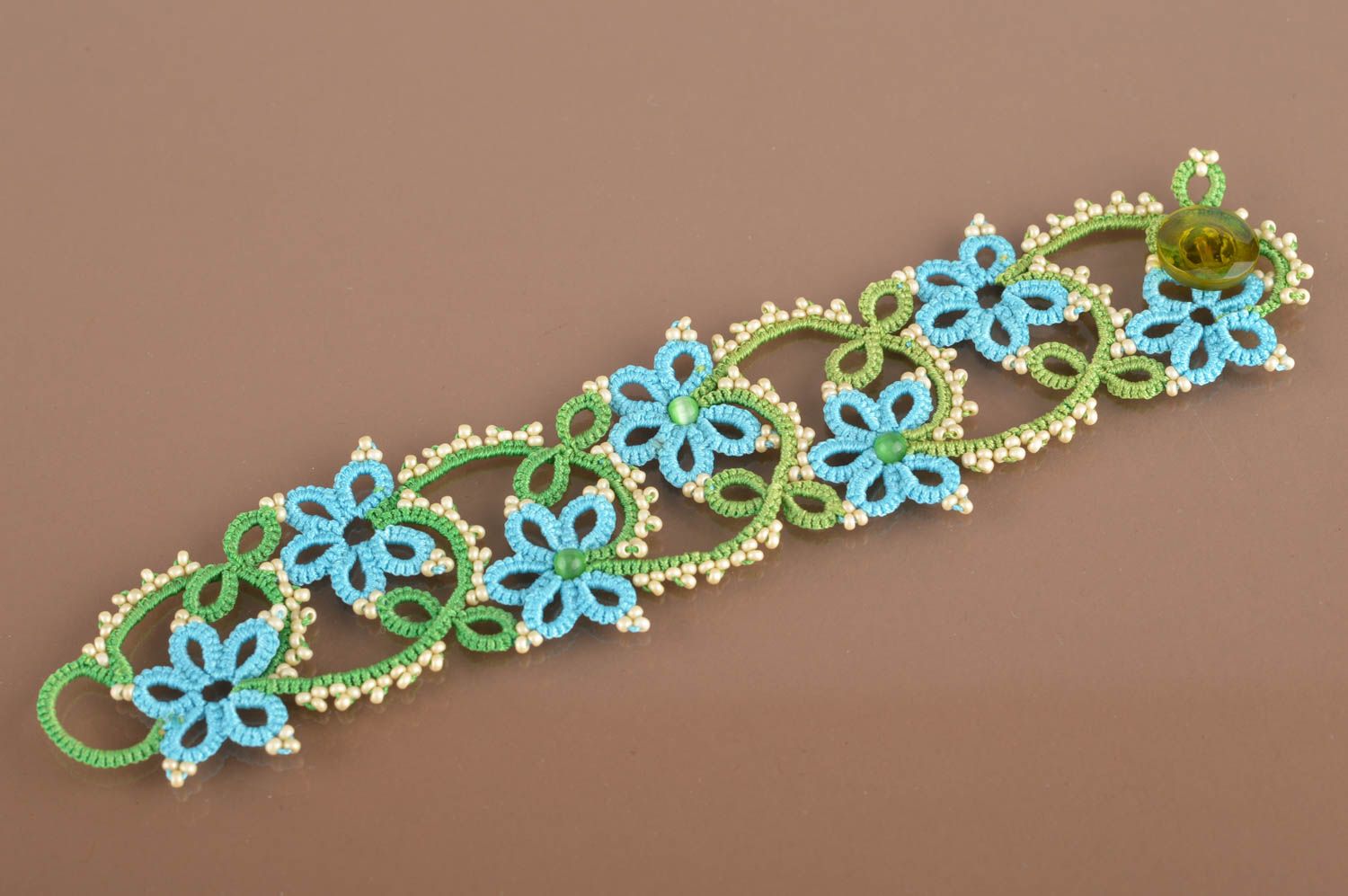 Плетеный браслет в технике фриволите из бисера кружевной зеленый с голубым  фото 5