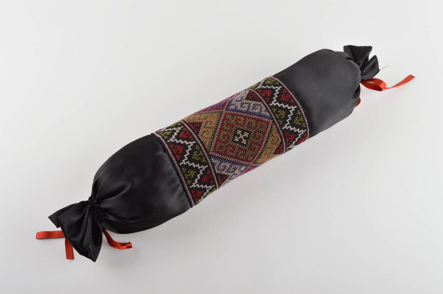 Подушка на диван подарок ручной работы декоративная подушка из атласа черная фото 2
