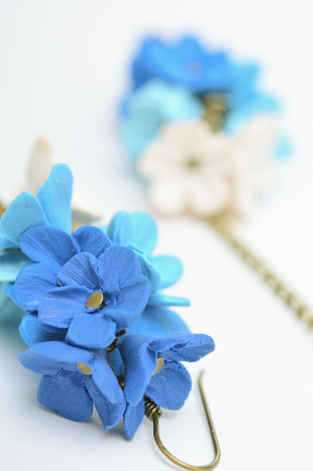 Boucles d'oreilles fleurs en pâte polymère faites main bleues pendantes photo 4