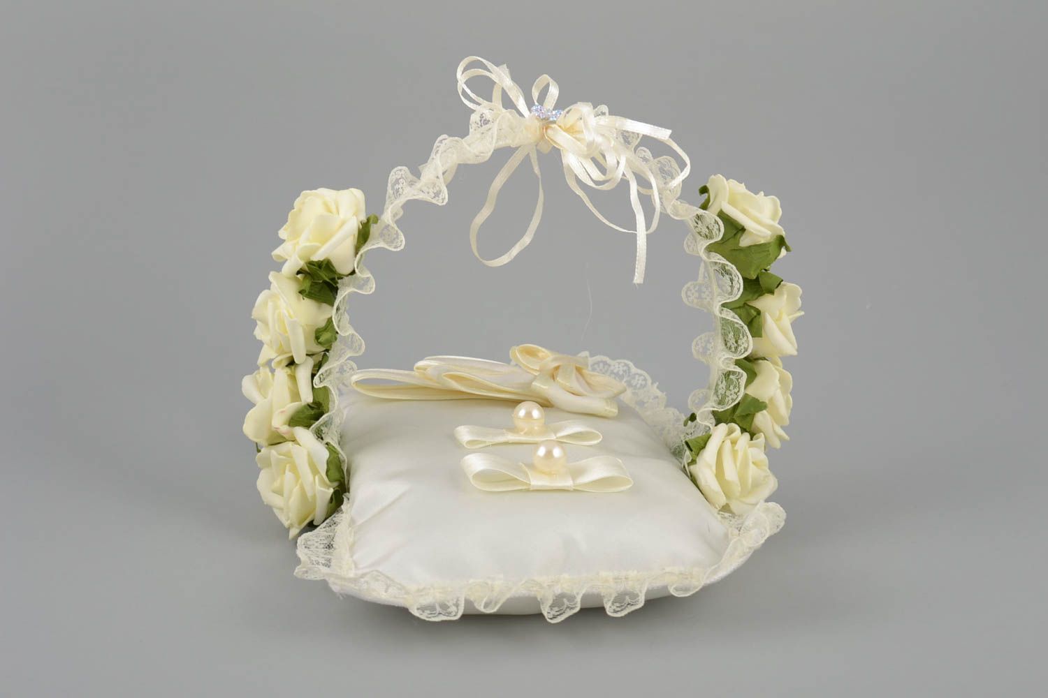 Originelles feines handgemachtes Ringkissen für die Hochzeit mit Blumen foto 3
