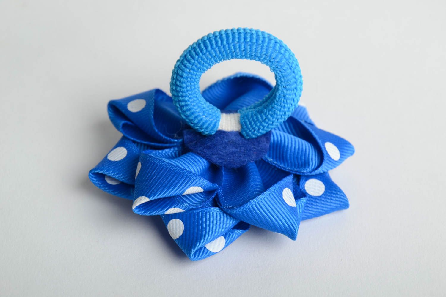 Handmade Haargummi mit Blume aus Atlasbändern in Blau und in Kanzashi Technik foto 2
