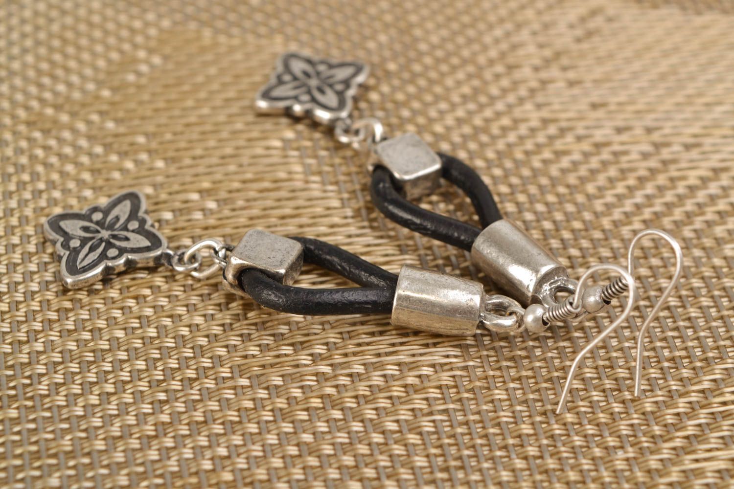 Longues boucles d'oreilles en métal et cuir de couleur argentée faites main photo 1