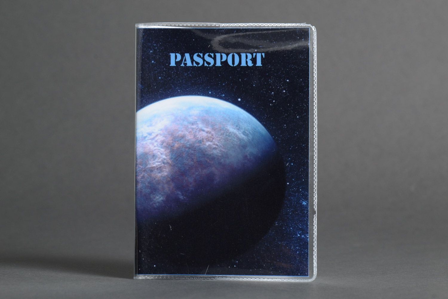 Schöne handgemachte Passhülle mit Bild von Mond aus Plastik und Fotopapier unisex foto 1