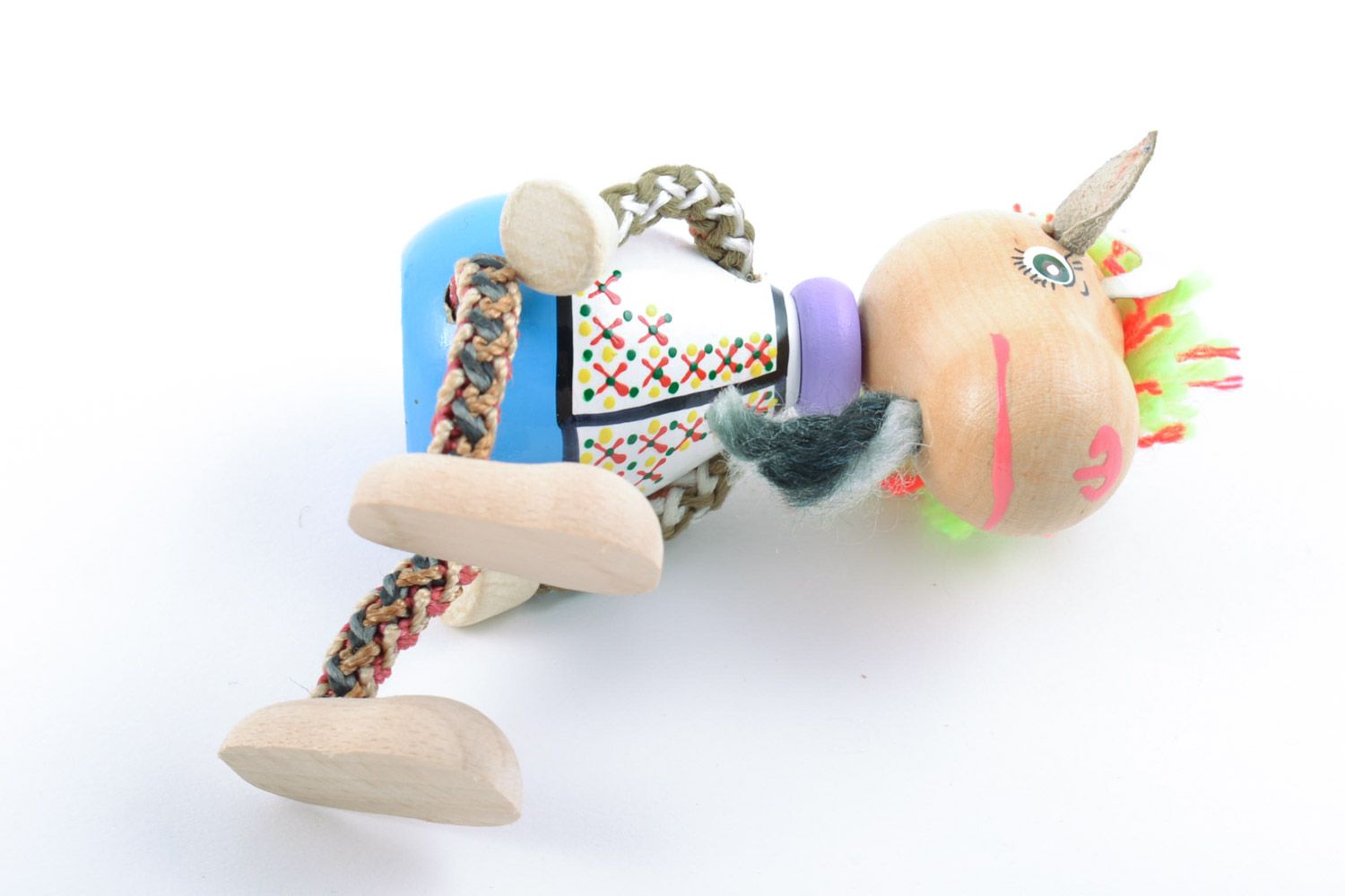 Деревянная игрушка расписанная красками в виде козлика ручной работы оригинальная фото 5