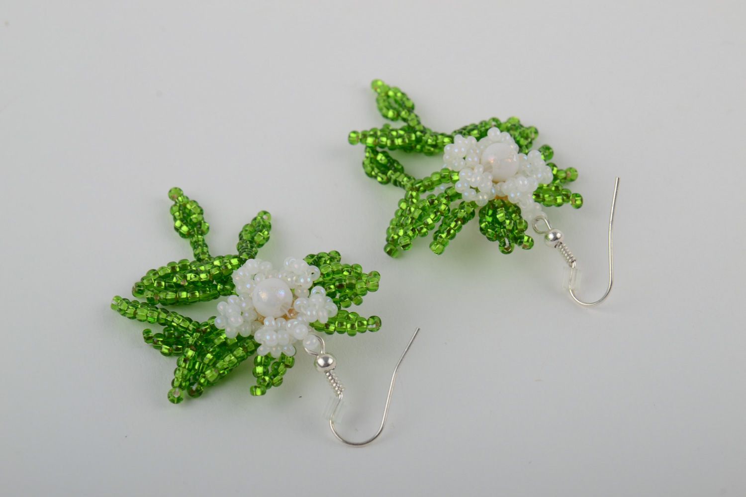 Boucles d'oreilles en perles de rocaille vertes et blanches faites main fleurs  photo 4