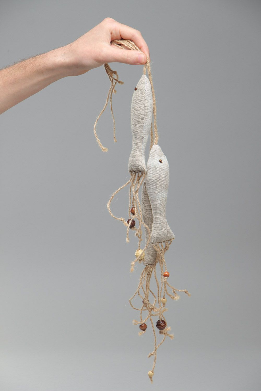 Handmade Deko Anhänger aus Flachs in Form von drei Fischen mit Glasperlen für Interieur foto 5