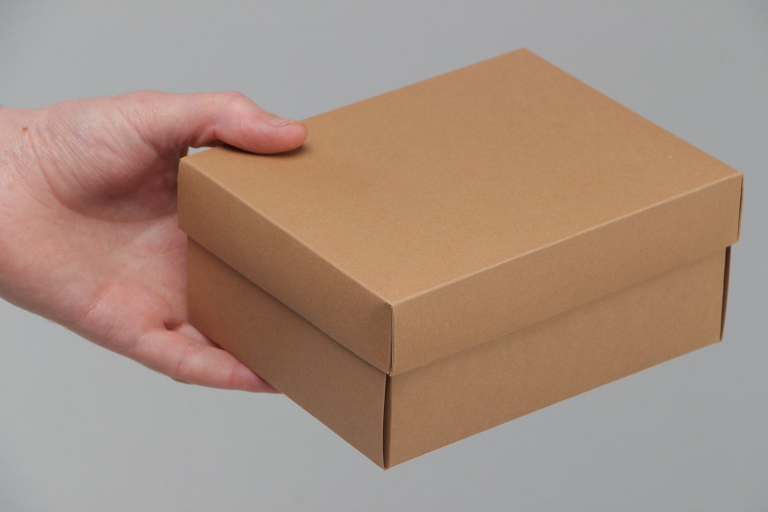 Картонная коробка для подарков коричневого цвета ручной работы объемная фото 5