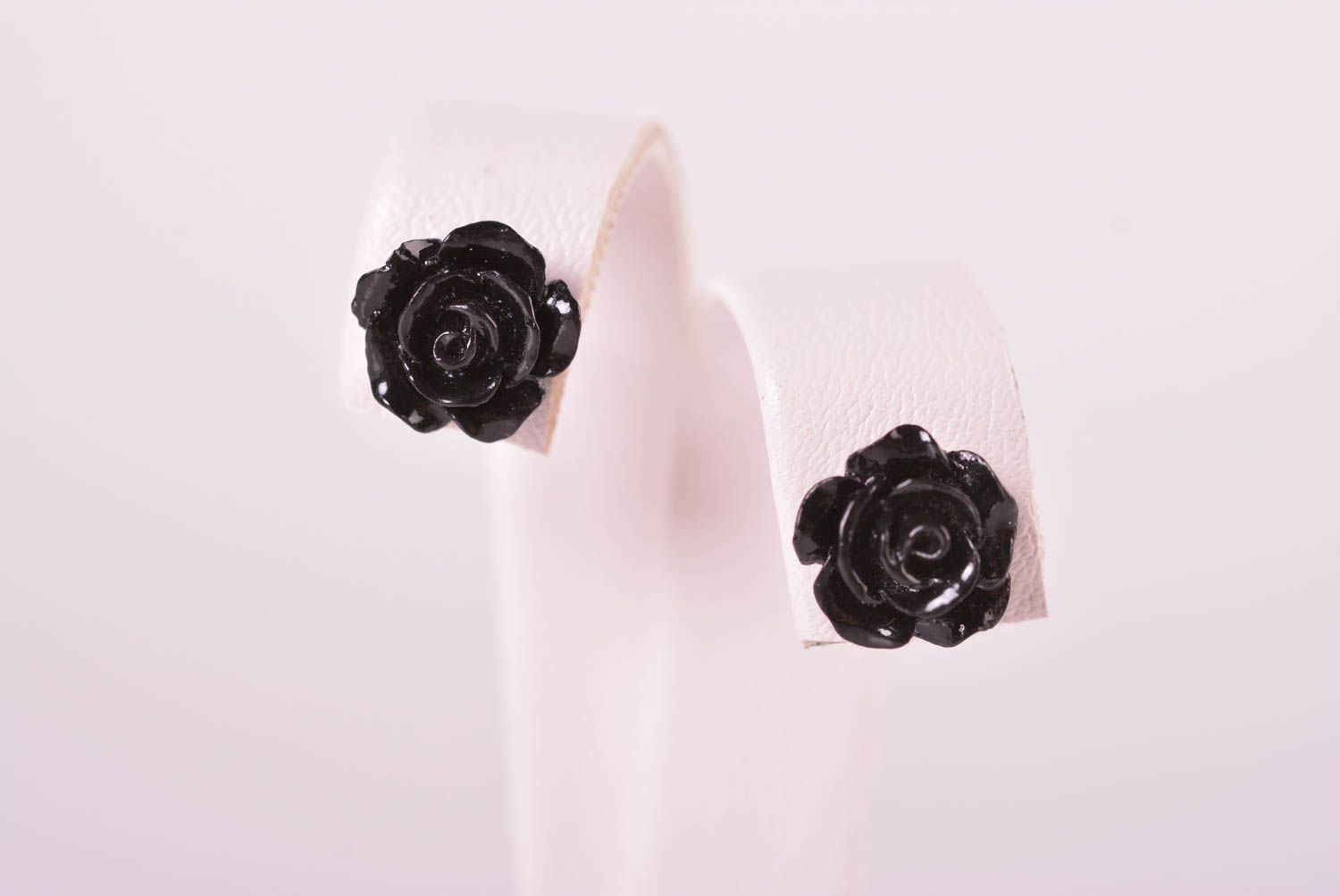 Модные серьги украшение ручной работы серьги клипсы из пластики черные розы фото 2