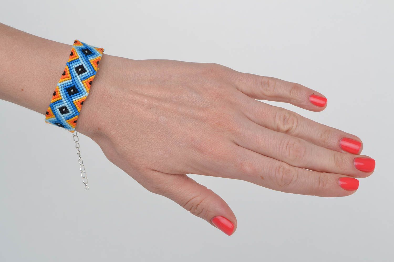 Bracelet en fils moulinés multicolore large à motif géométrique fait main femme photo 2