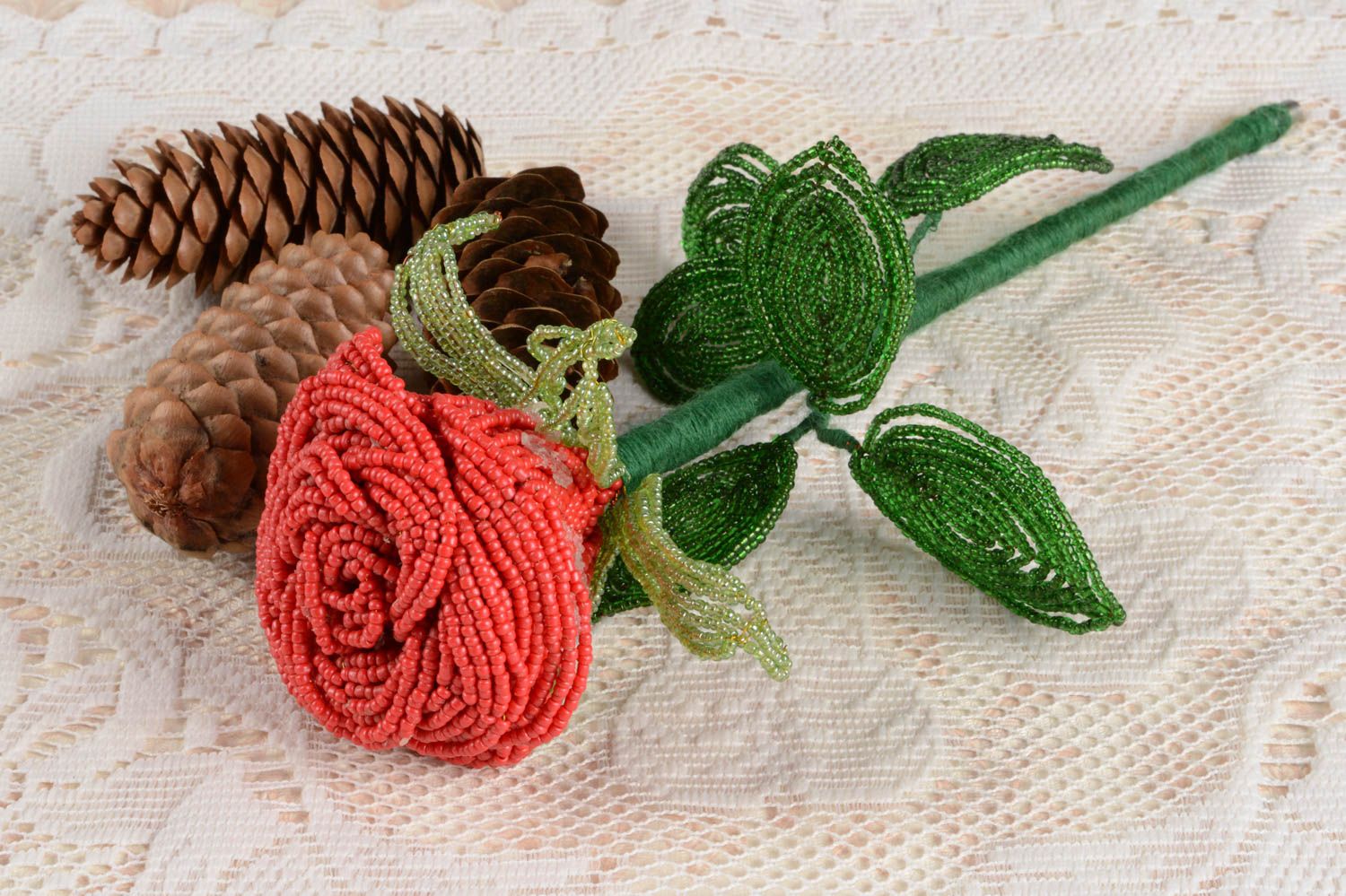Красная роза из бисера ручной работы декоративная красивая для декора дома фото 1
