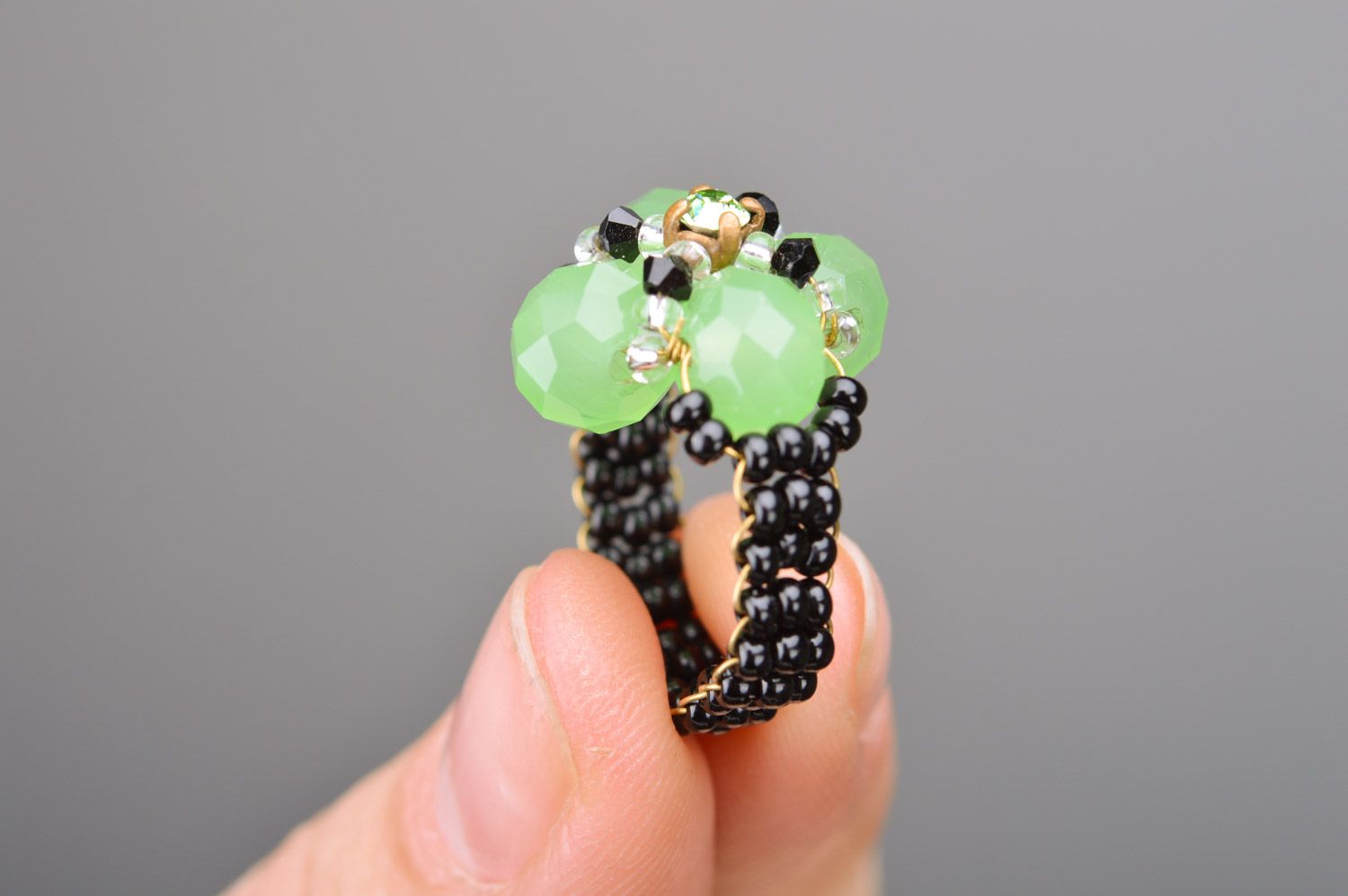 Бисерное кольцо с бусинами ручной работы в виде красивого зеленого цветка фото 3