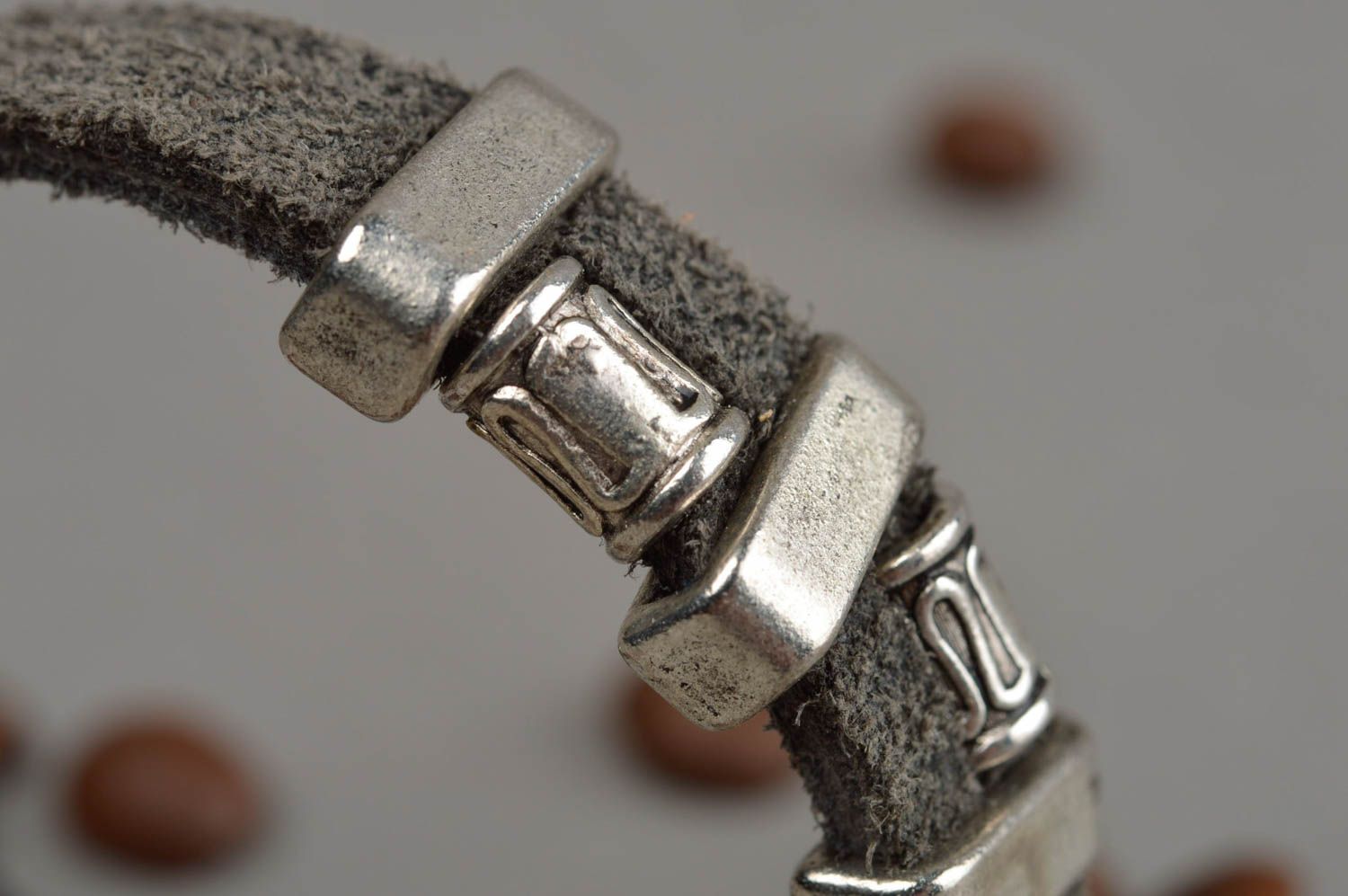Bracelet en cuir gris naturel avec perles en métal fait main design original photo 9