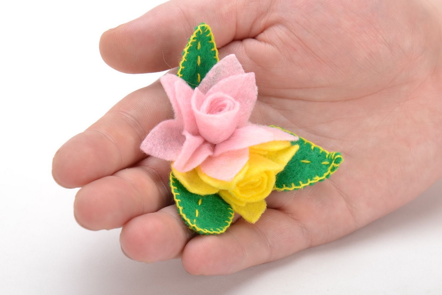 Broche en tissu faite main en forme de fleur photo 5