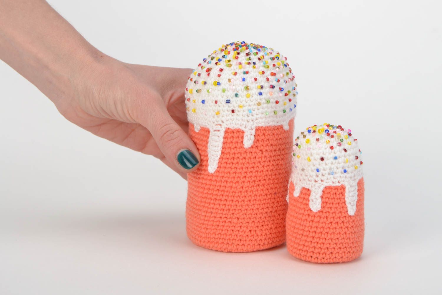 Deux jouets mous tricotés Gâteaux couleur brique avec perles rocaille faits main photo 2