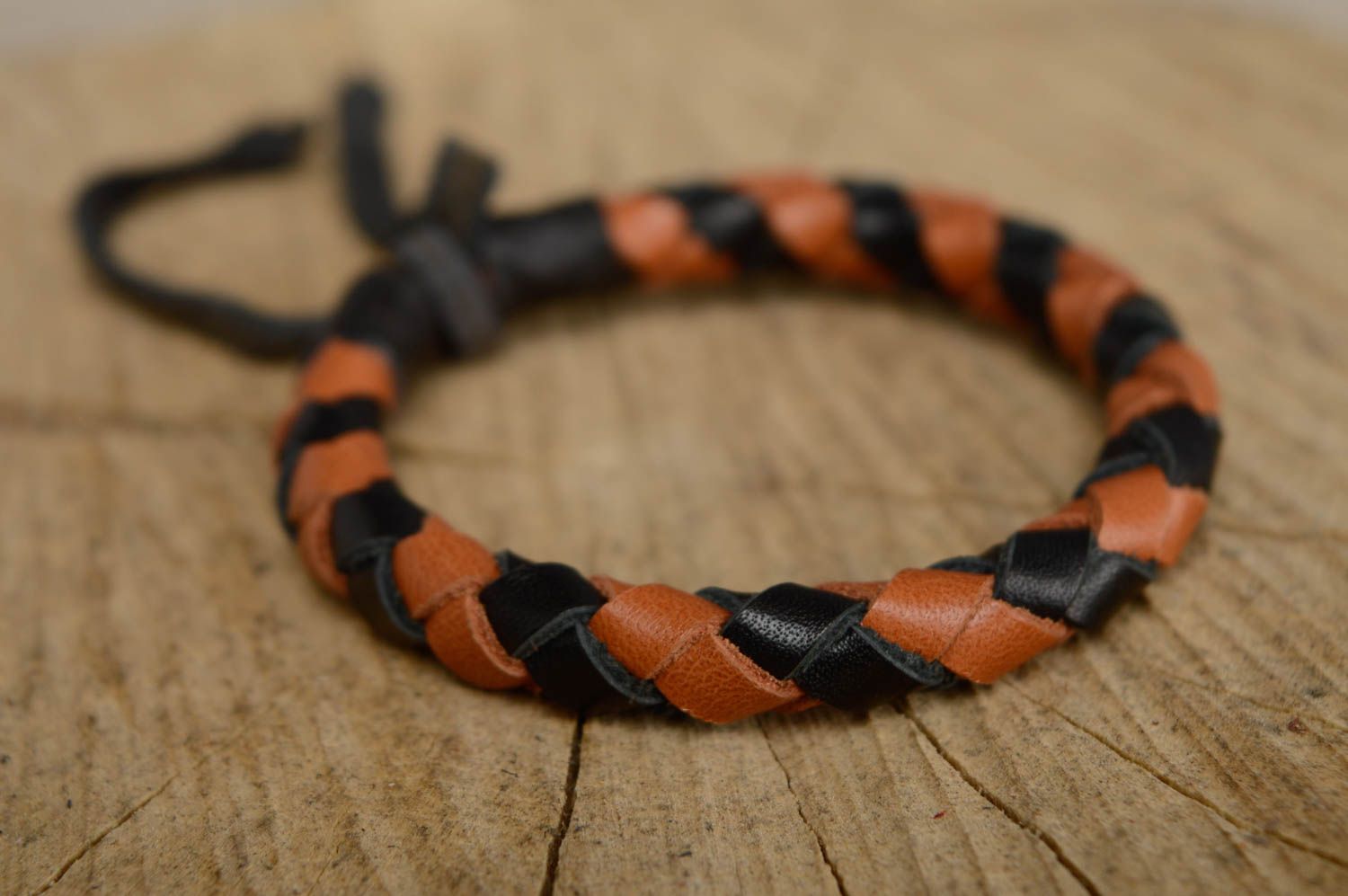 Stretching woven leather bracelet photo 2
