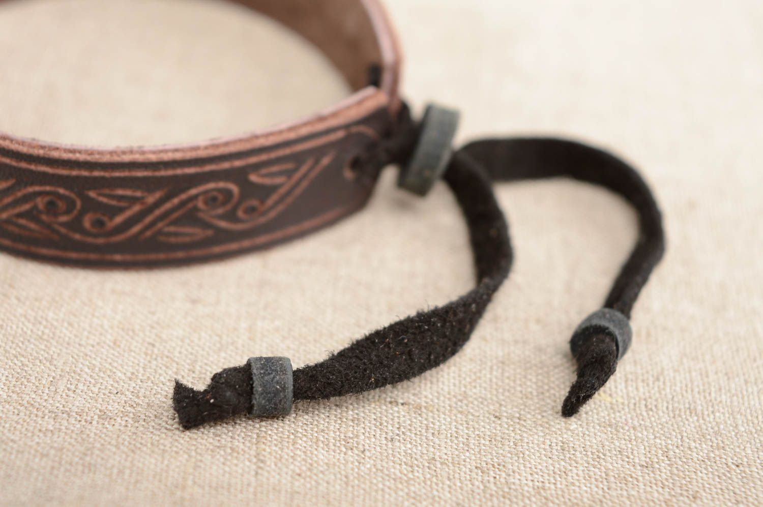 Bracelet en cuir naturel marron avec ornement fait main style ethnique photo 3