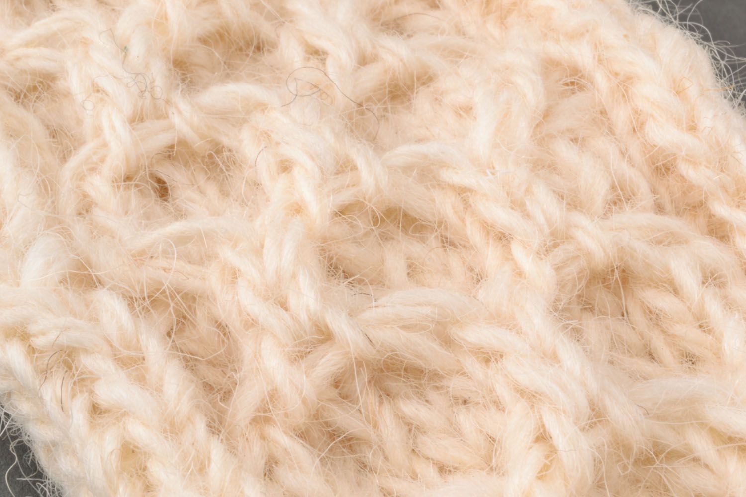 Moufles blanches tricotées en laine naturelle photo 3