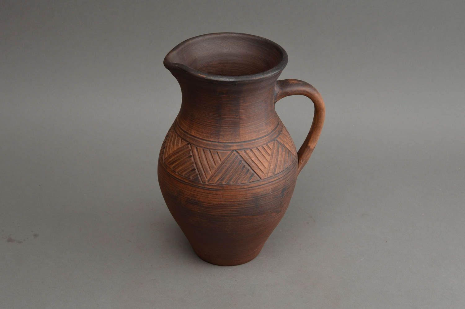 Jarro de arcilla marrón oscuro alto bonito artesanal original vajilla cerámica foto 3
