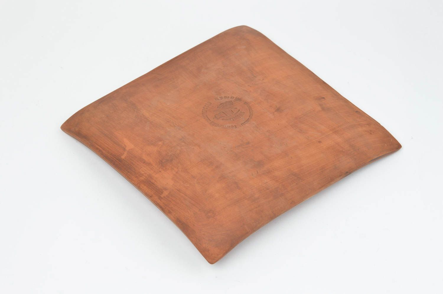 Assiette plate carrée en terre cuite marron avec motif en relief faite main photo 4