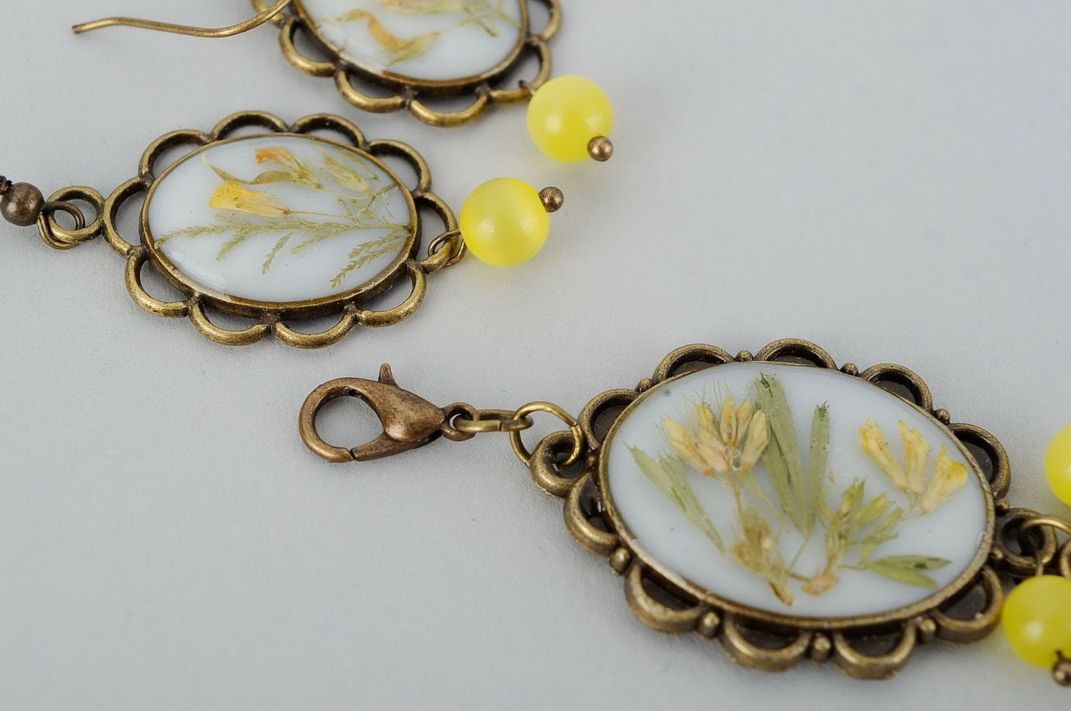 Conjunto de jóias com flores naturais em resina epóxi: brincos e bracelete foto 4