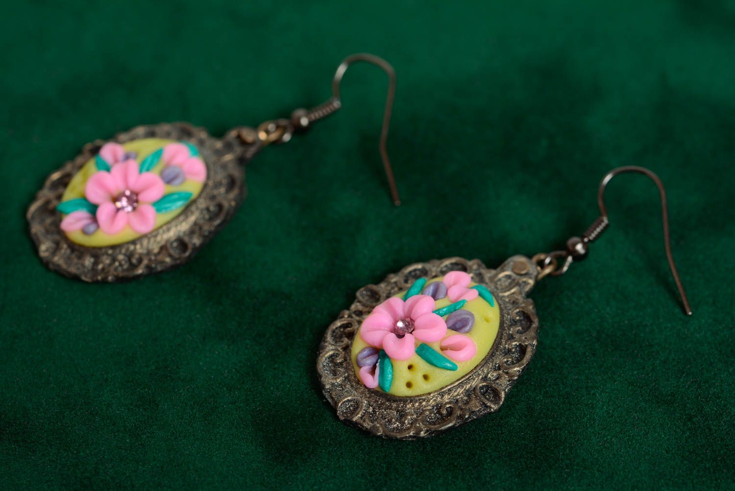 Originelle ovale handmade Ohrringe aus Polymerton mit Blumen  foto 5