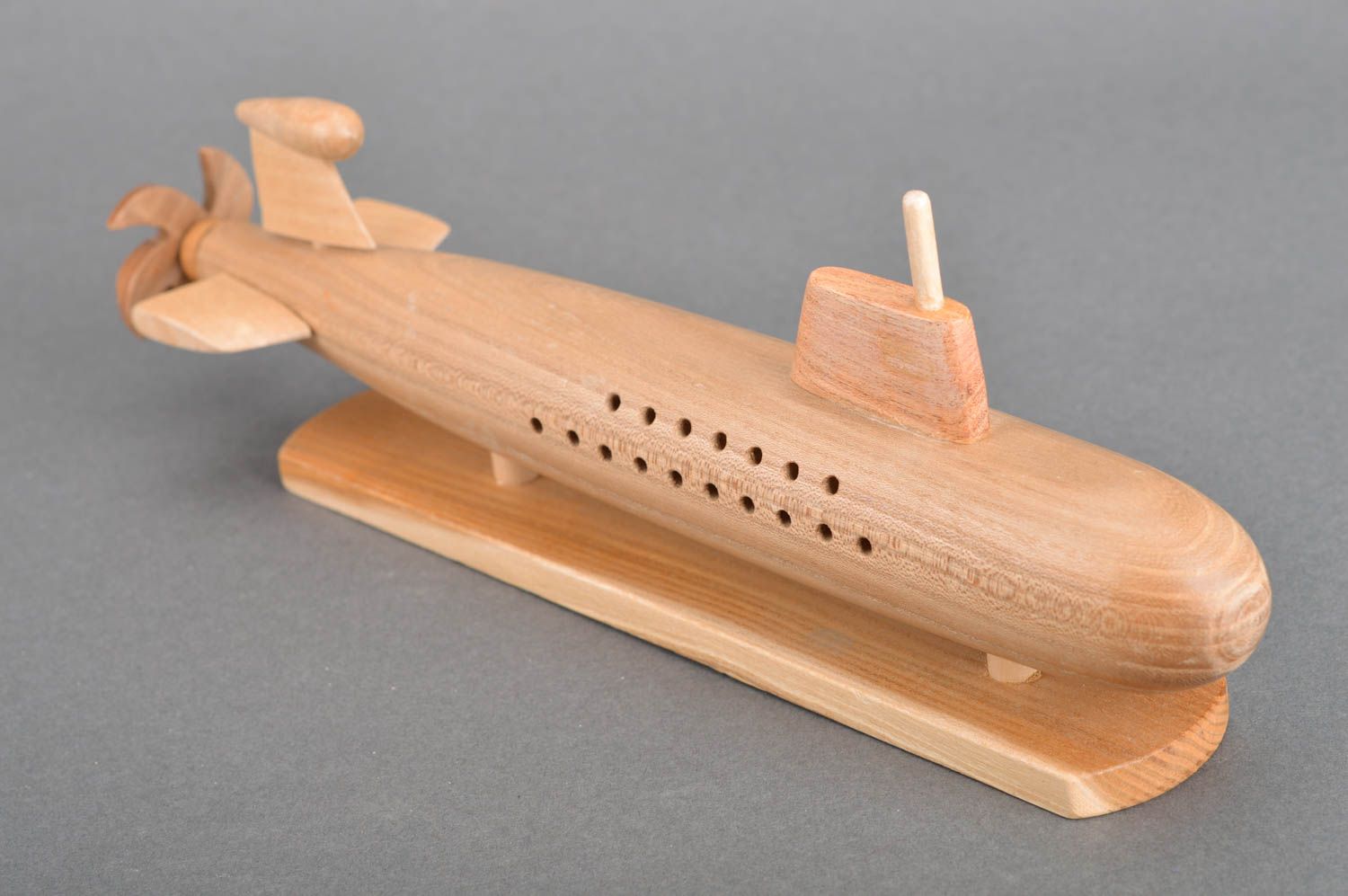 Submarino de juguete de madera hecho a mano ecológico original para niños foto 5