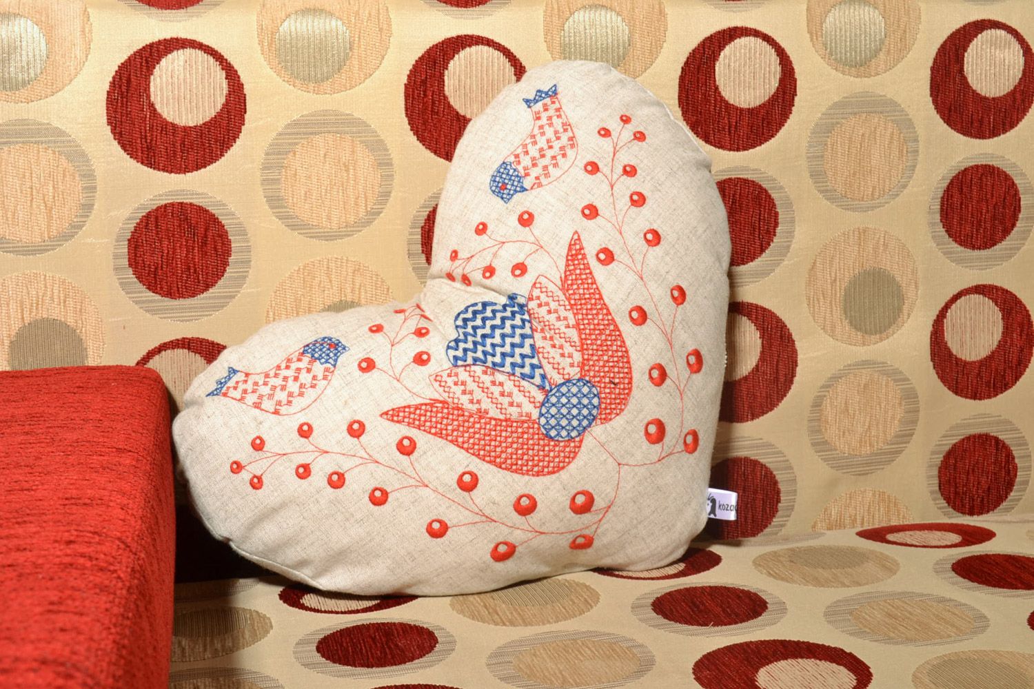Большая мягкая диванная подушка с вышивкой ручной работы сердце авторская фото 1