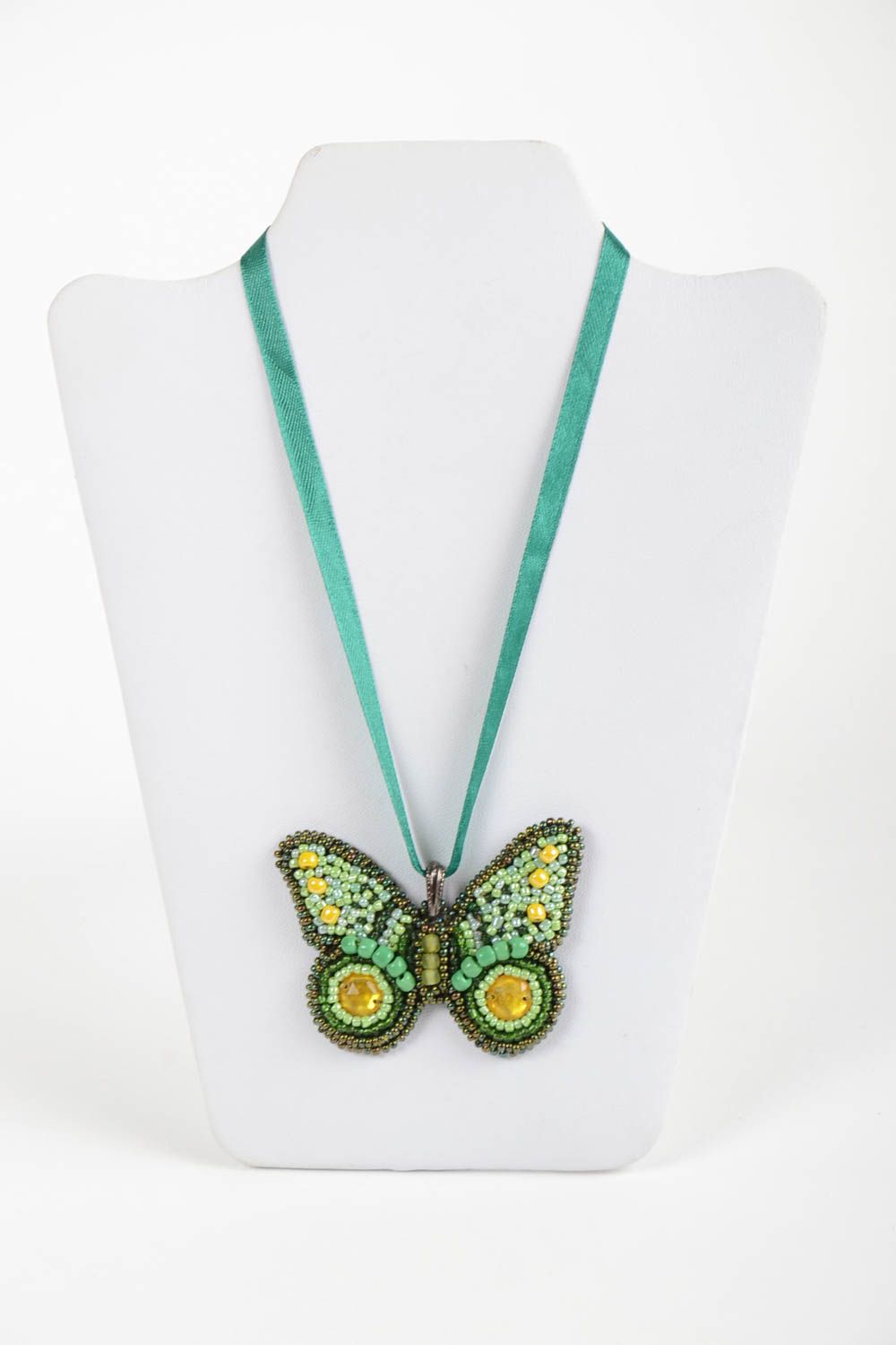 Кулон в виде бабочки с вышивкой бисером ручной работы на ленте красивый фото 2