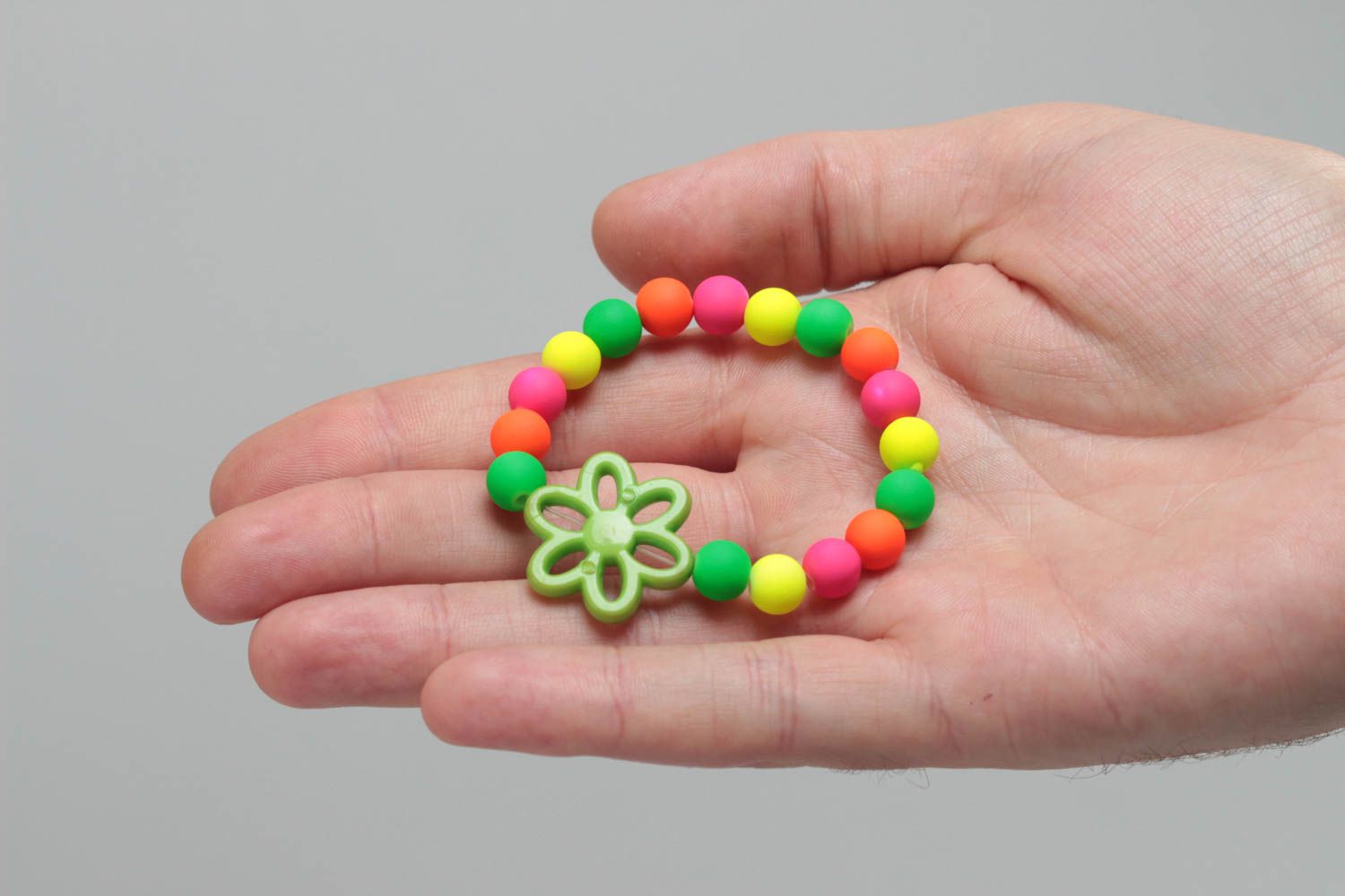 Small handmade children's bracelet with plastic beads bright colorful jewelry photo 5