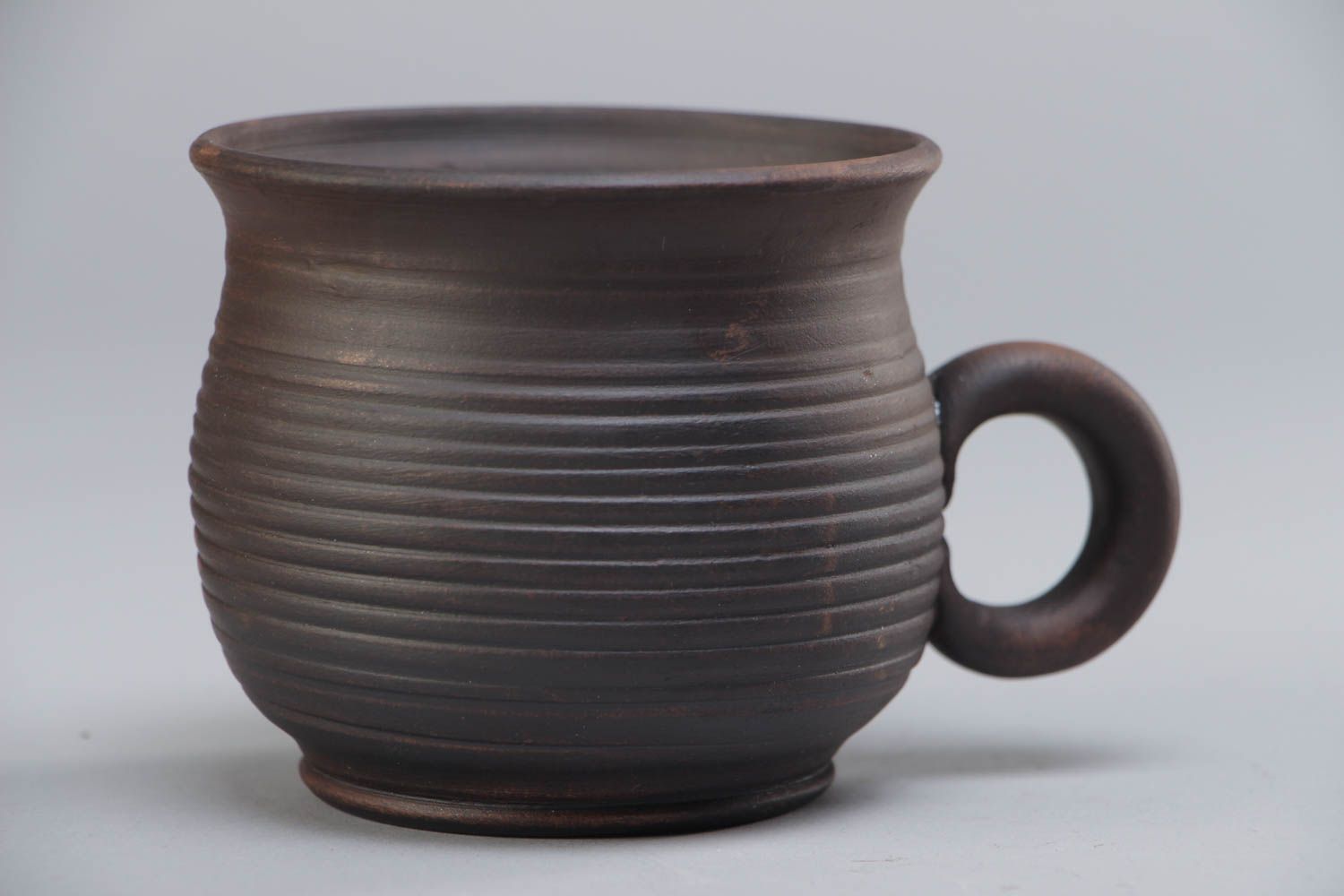 Глиняная чашка для чая в технике молочения ручной работы объемом 120 мл темная фото 2
