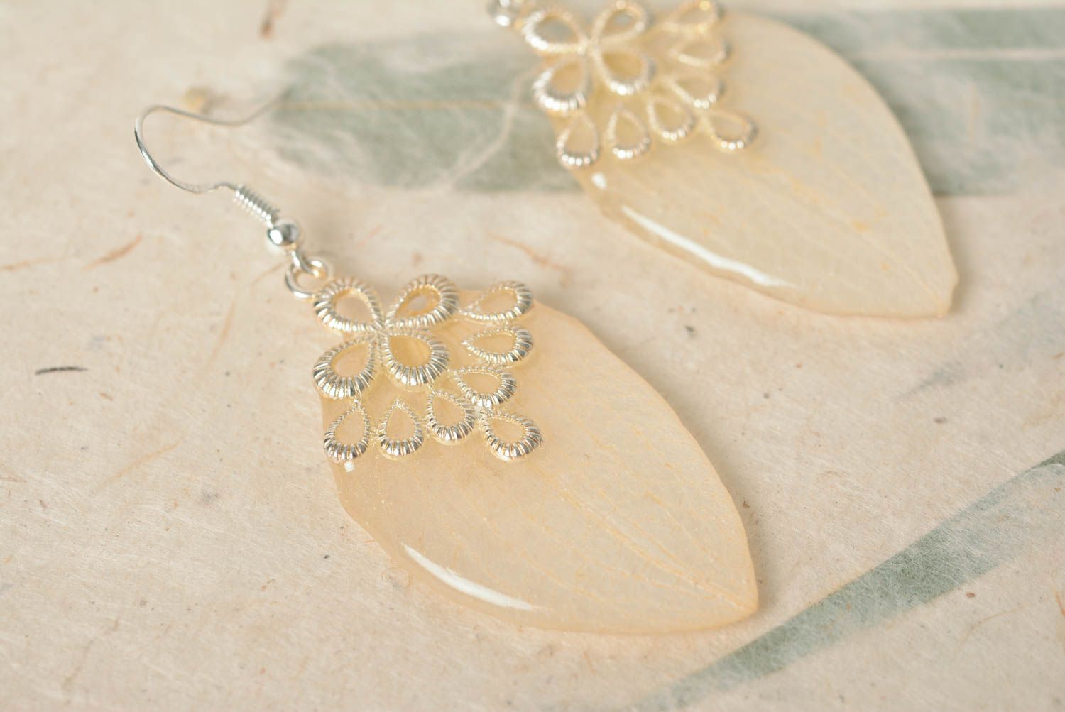 Lange beige Ohrringe mit Blumen im Epoxidharz Designer Accessoire handgemacht foto 4