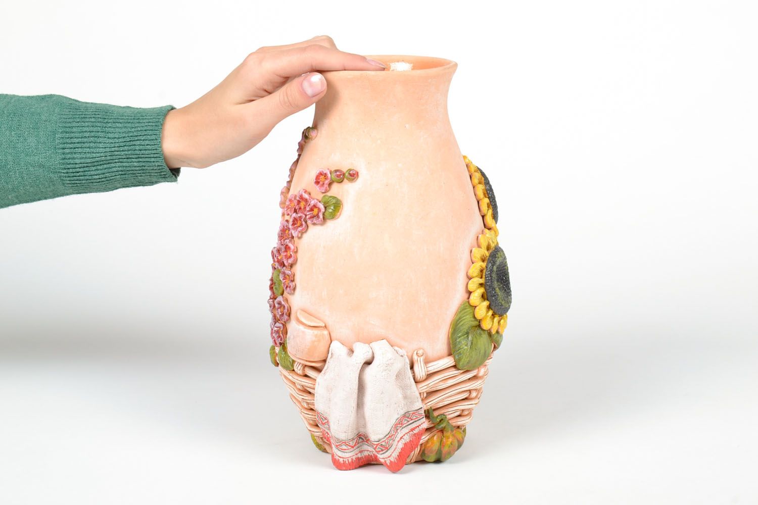 Лепить вазу. Вазочка из глины. Глиняная ваза. Ручная ваза из глины. Декоративная вазочка из глины.