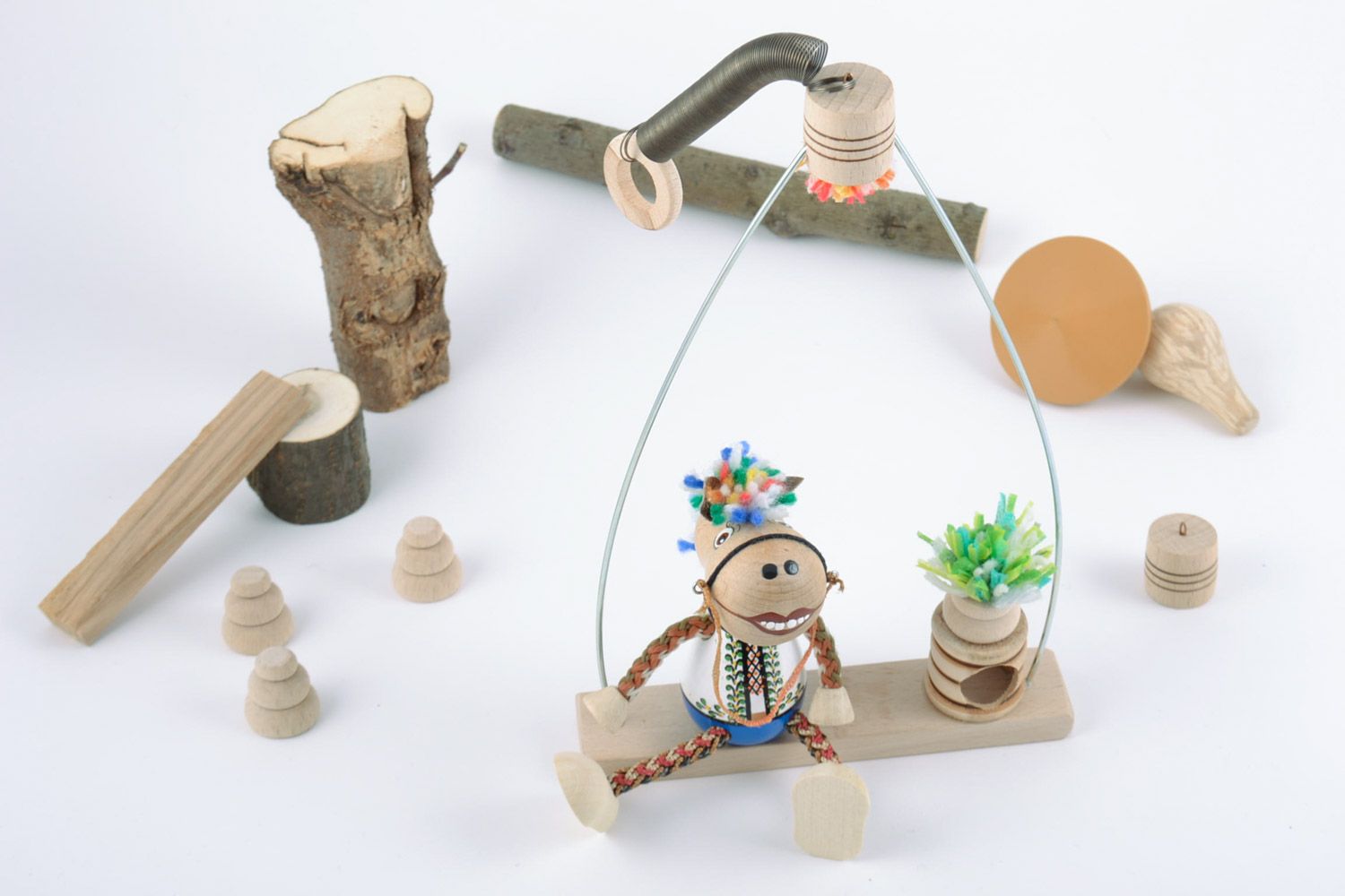 Деревянная игрушка лошадь на качели с росписью ручной работы для детей и дома фото 1