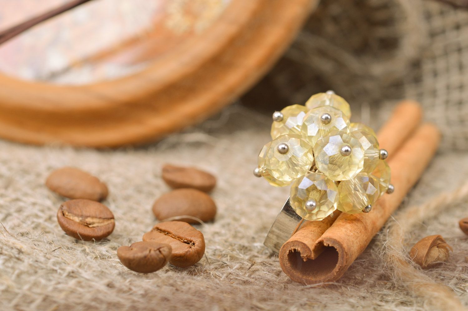 Bague fleur perles de rocaille beige ajustable transparente originale faite main photo 1