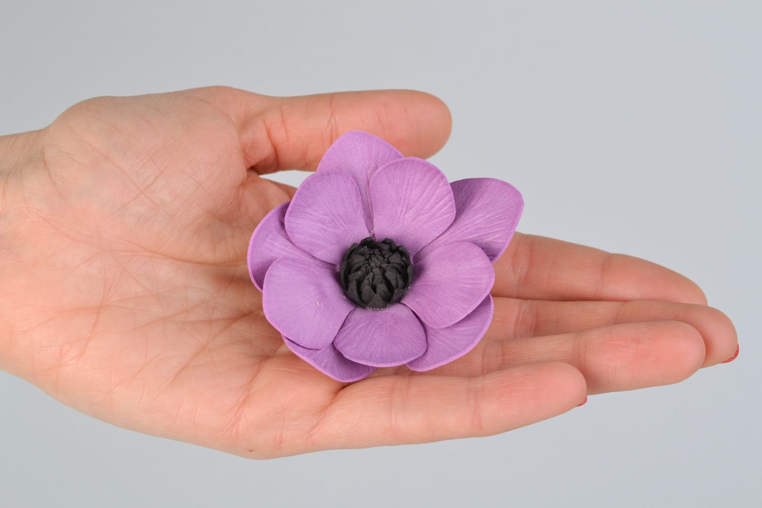 Pinza para el pelo con flor de goma EVA de color lila hecha a mano foto 2