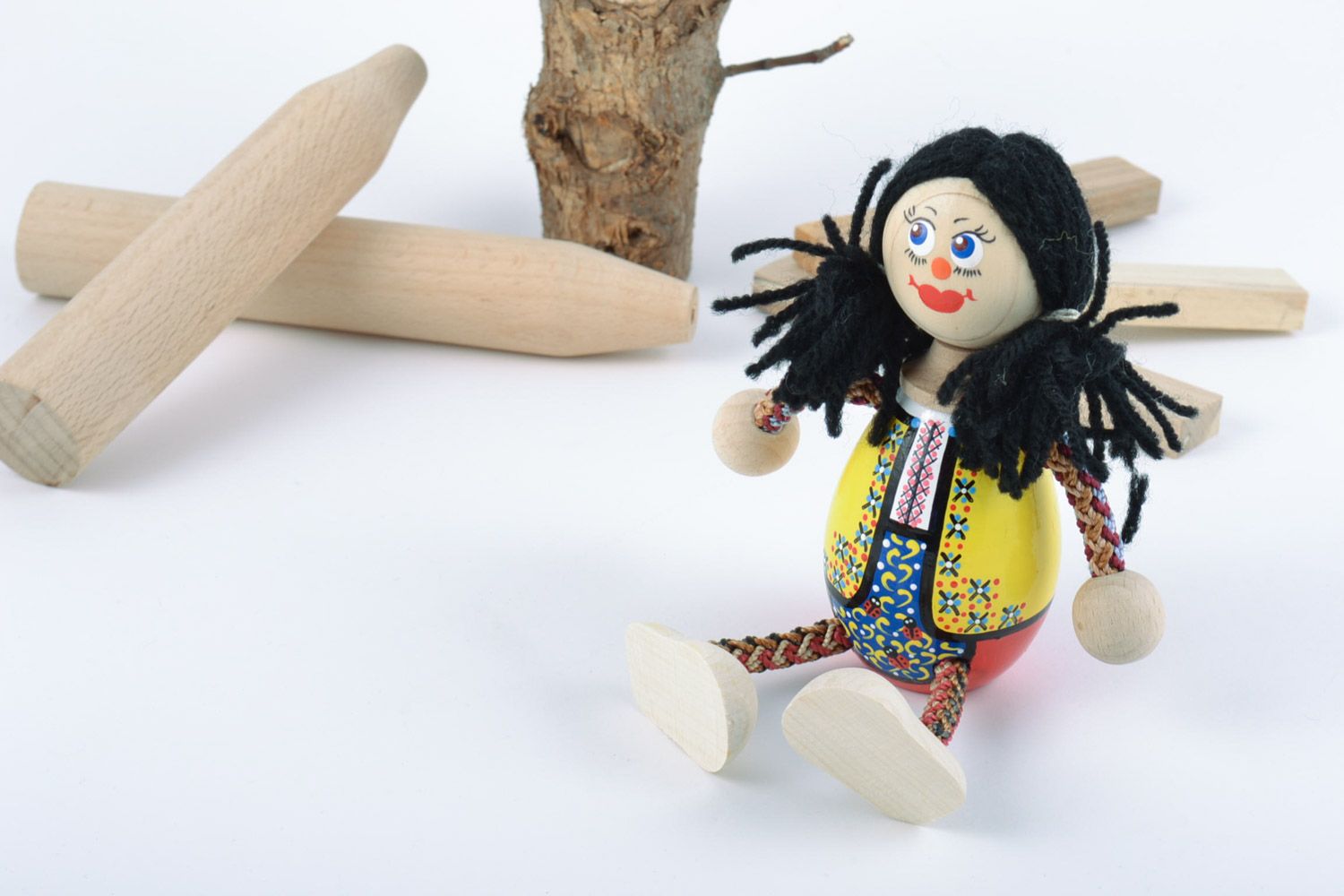 Juguete de madera muñeca de piernas de hilos infantil o para decorar artesanal foto 1