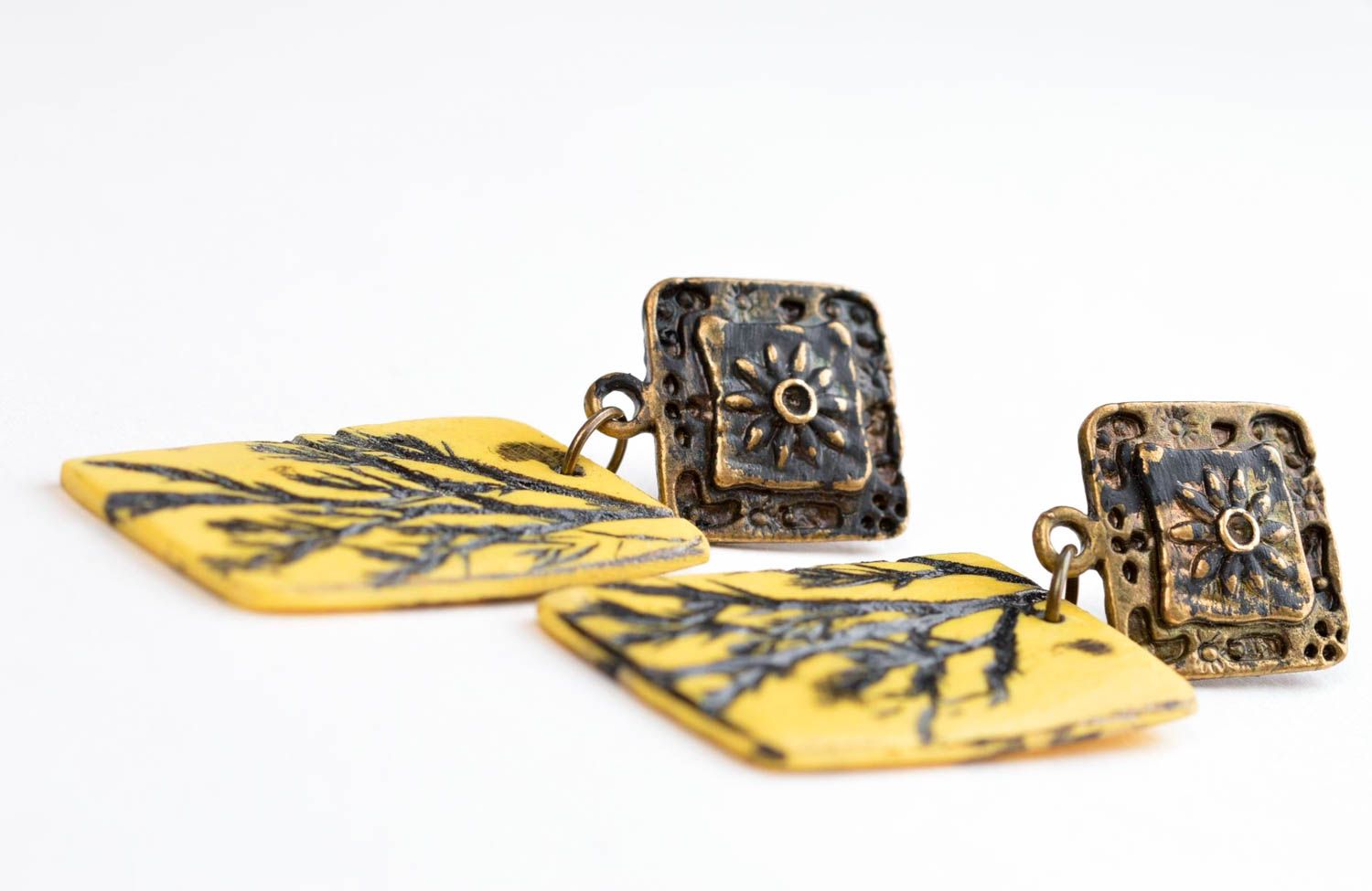 Модные серьги украшение ручной работы сережки-гвоздики из пластики желтые фото 3