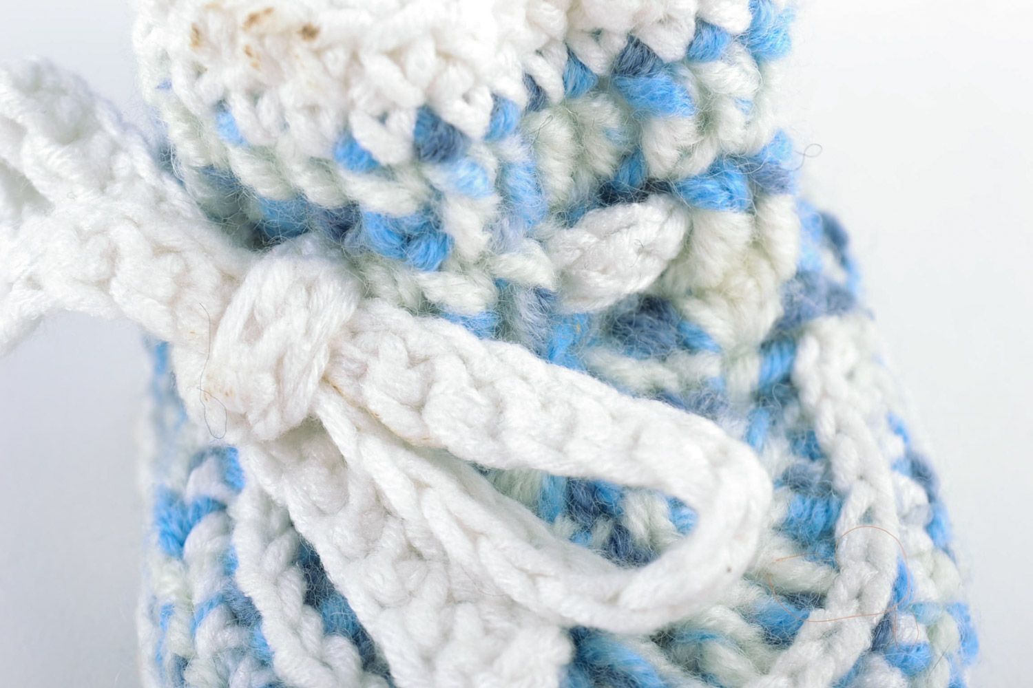 Schöne handmade gehäkelte Babyschuhe aus Wolle mit Schnüren blau weiß foto 3
