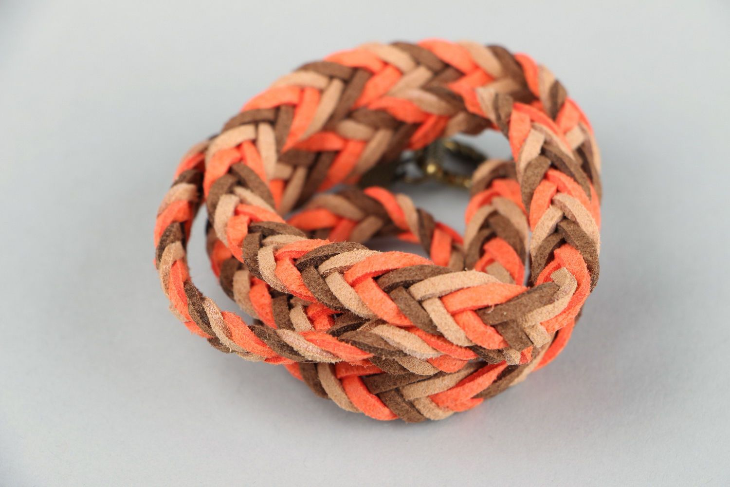 Bracelet fait main en daim de couleurs orange et marron  photo 3
