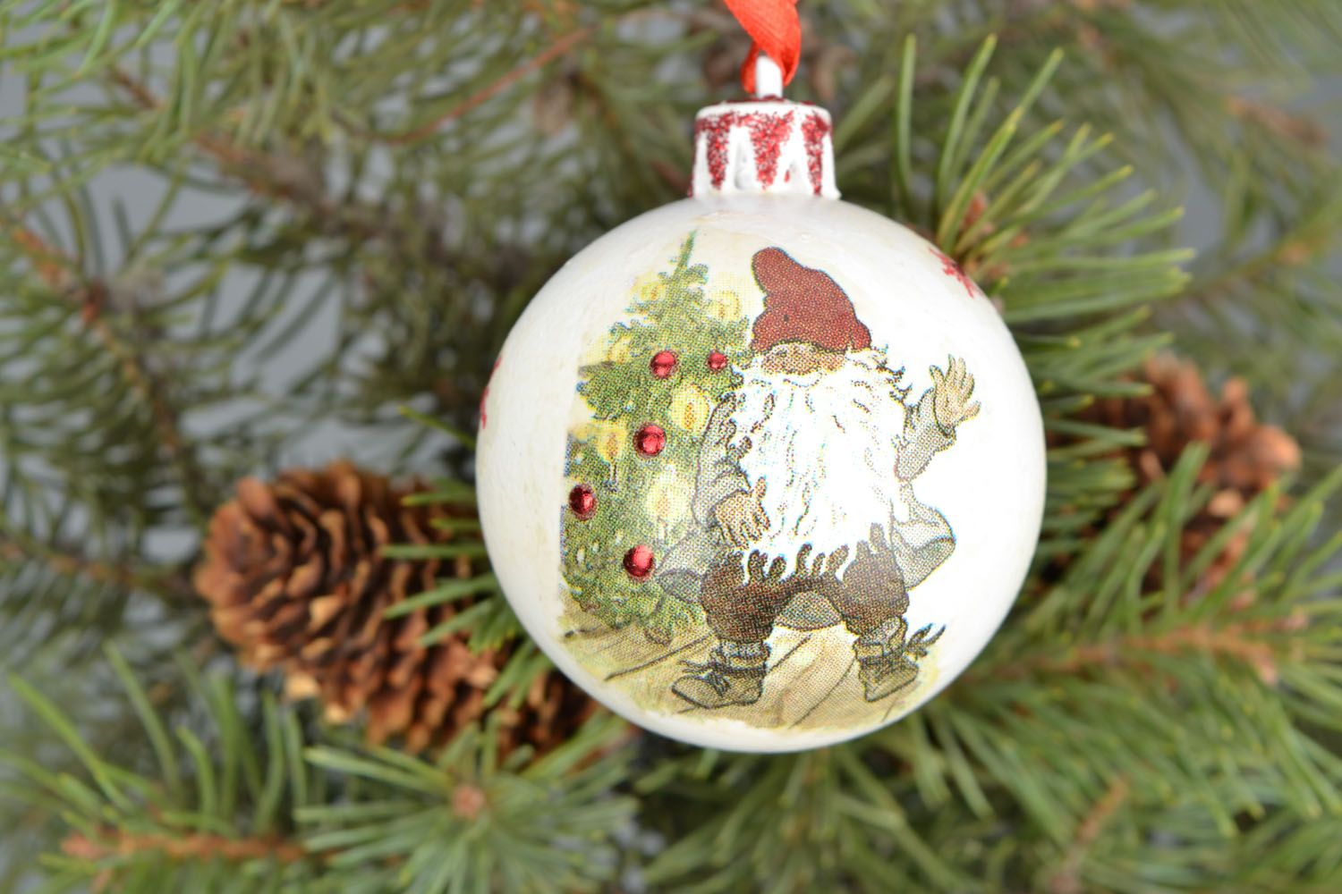 Weiße Christbaumkugel mit Muster Weihnachtsmann foto 2