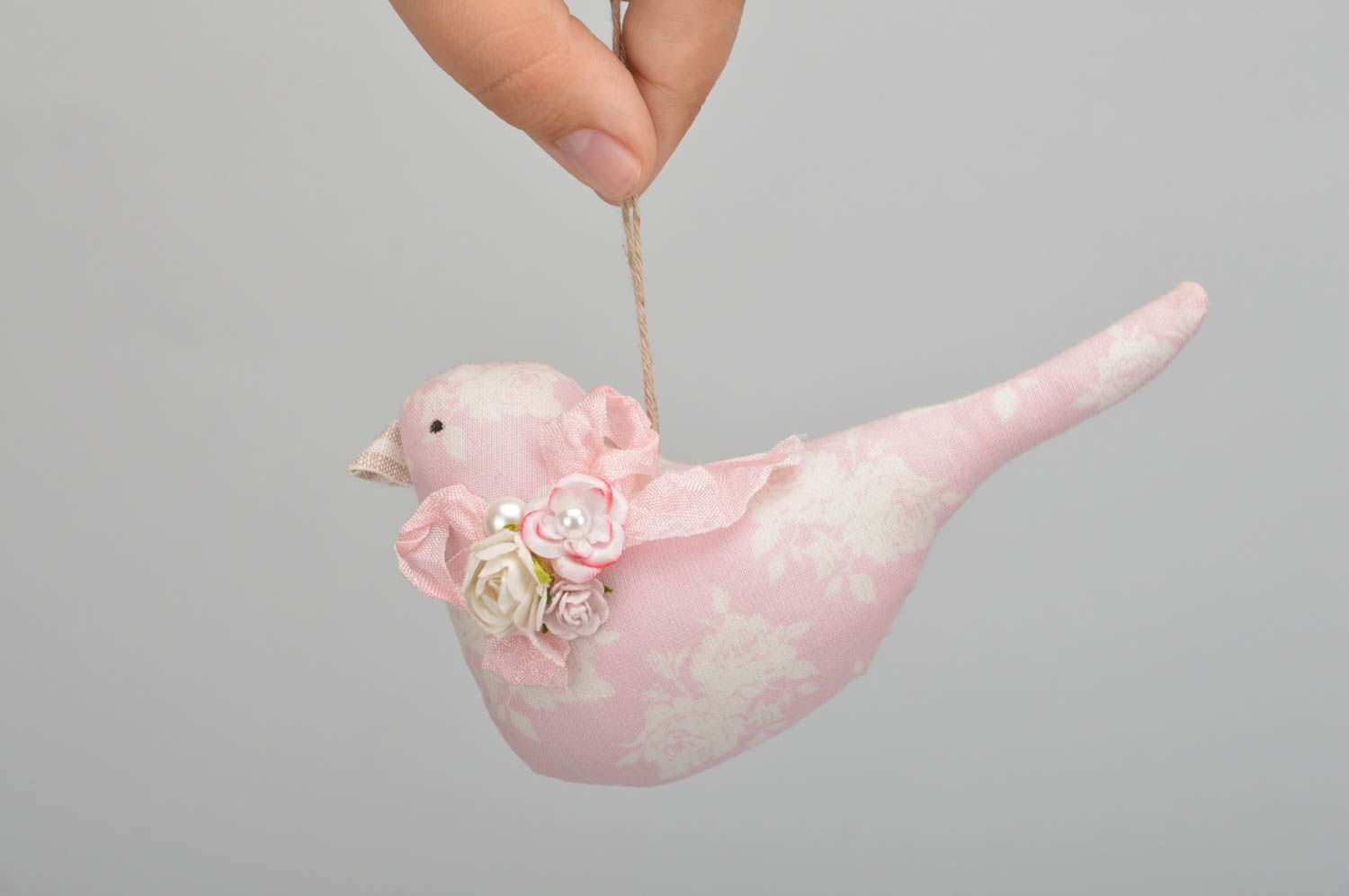 Интерьерная подвеска птичка розовая из хлопка на стену ручной работы для декора фото 2